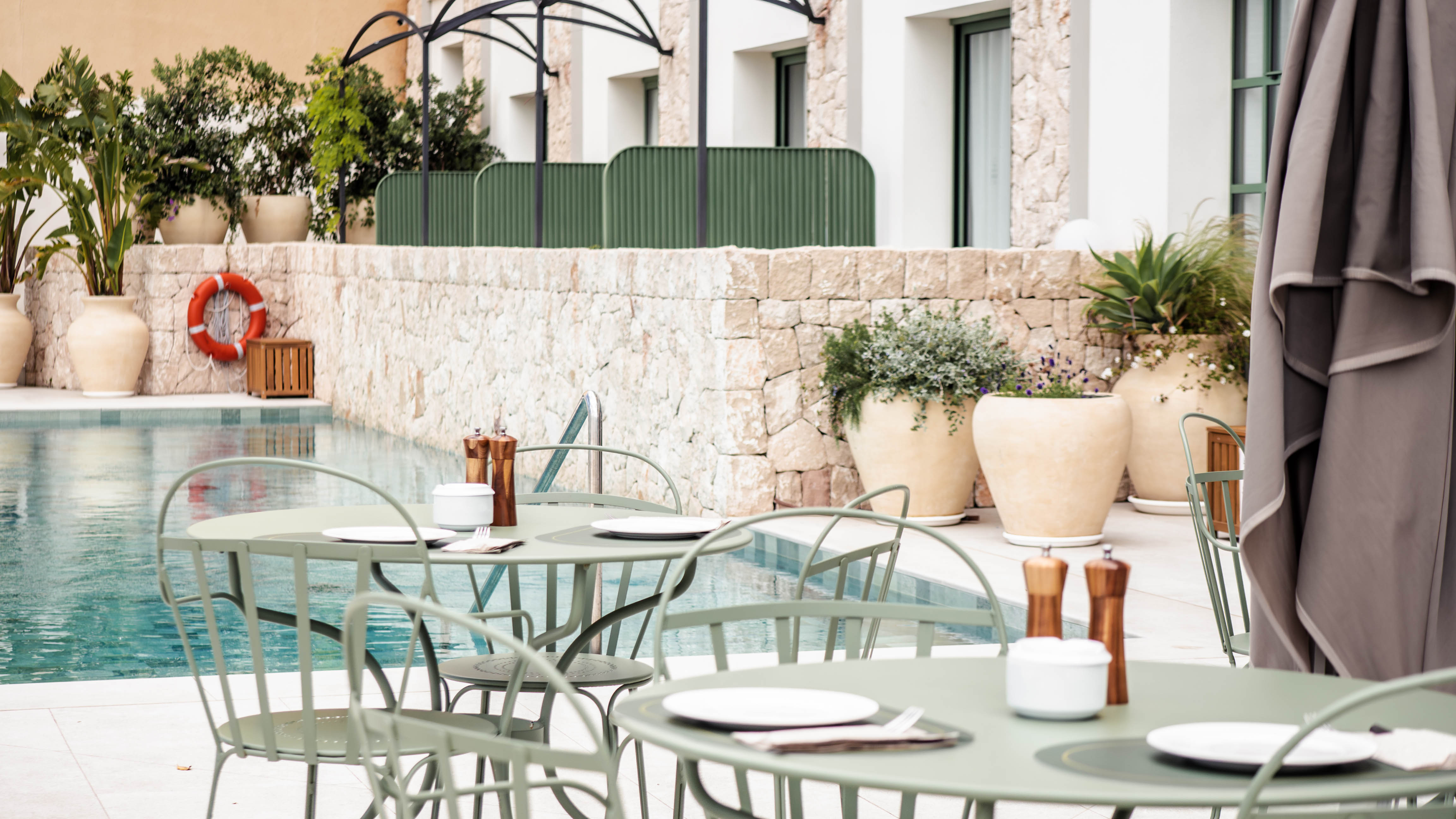 Piscina exterior del hotel con la montaña de Sóller al fondo