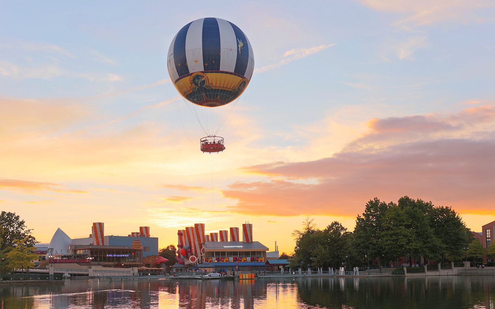 Khinh khí cầu Panoramagique lướt nổi trên hồ vào lúc hoàng hôn tại Disneyland Paris.