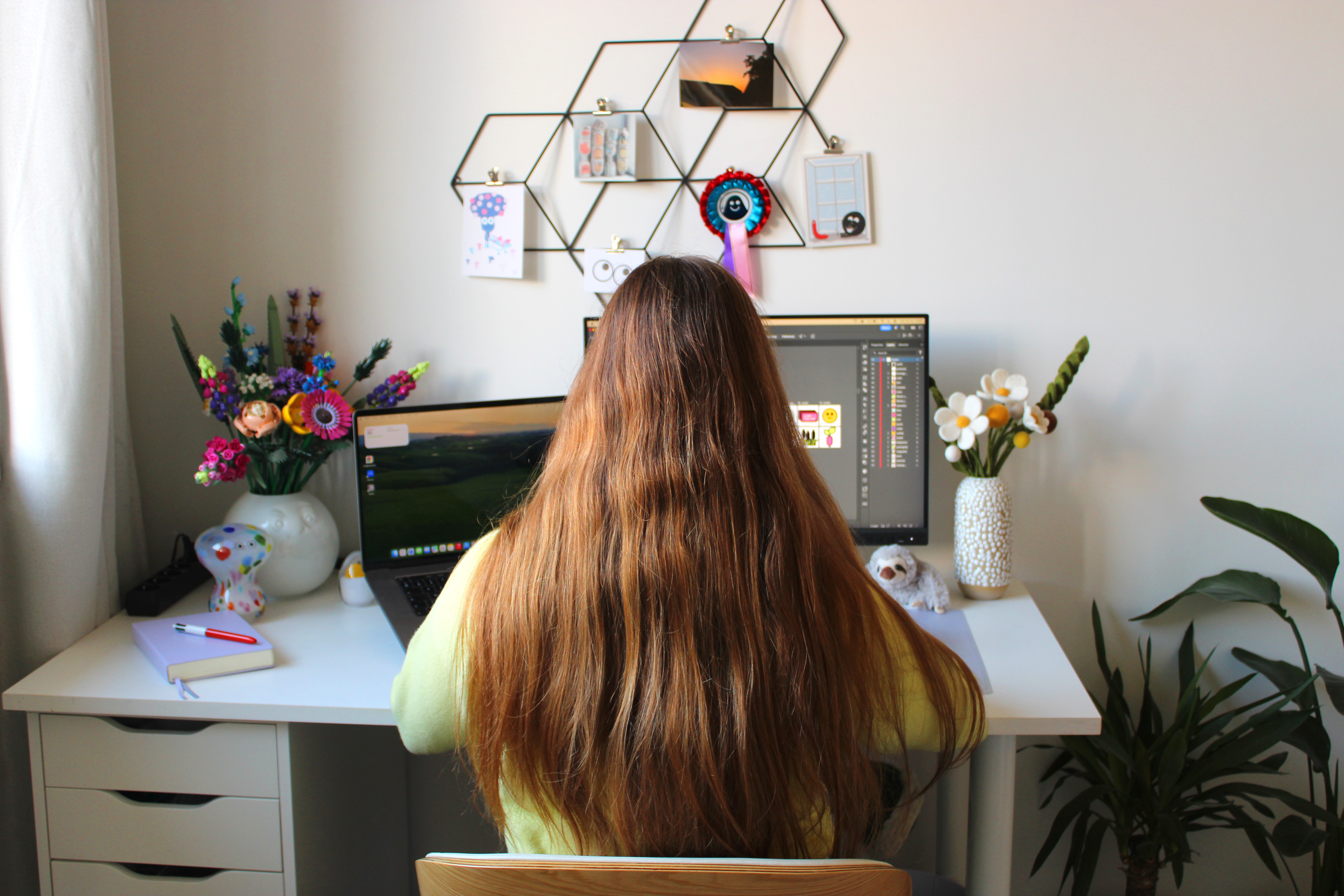 Julie travaillant à son bureau