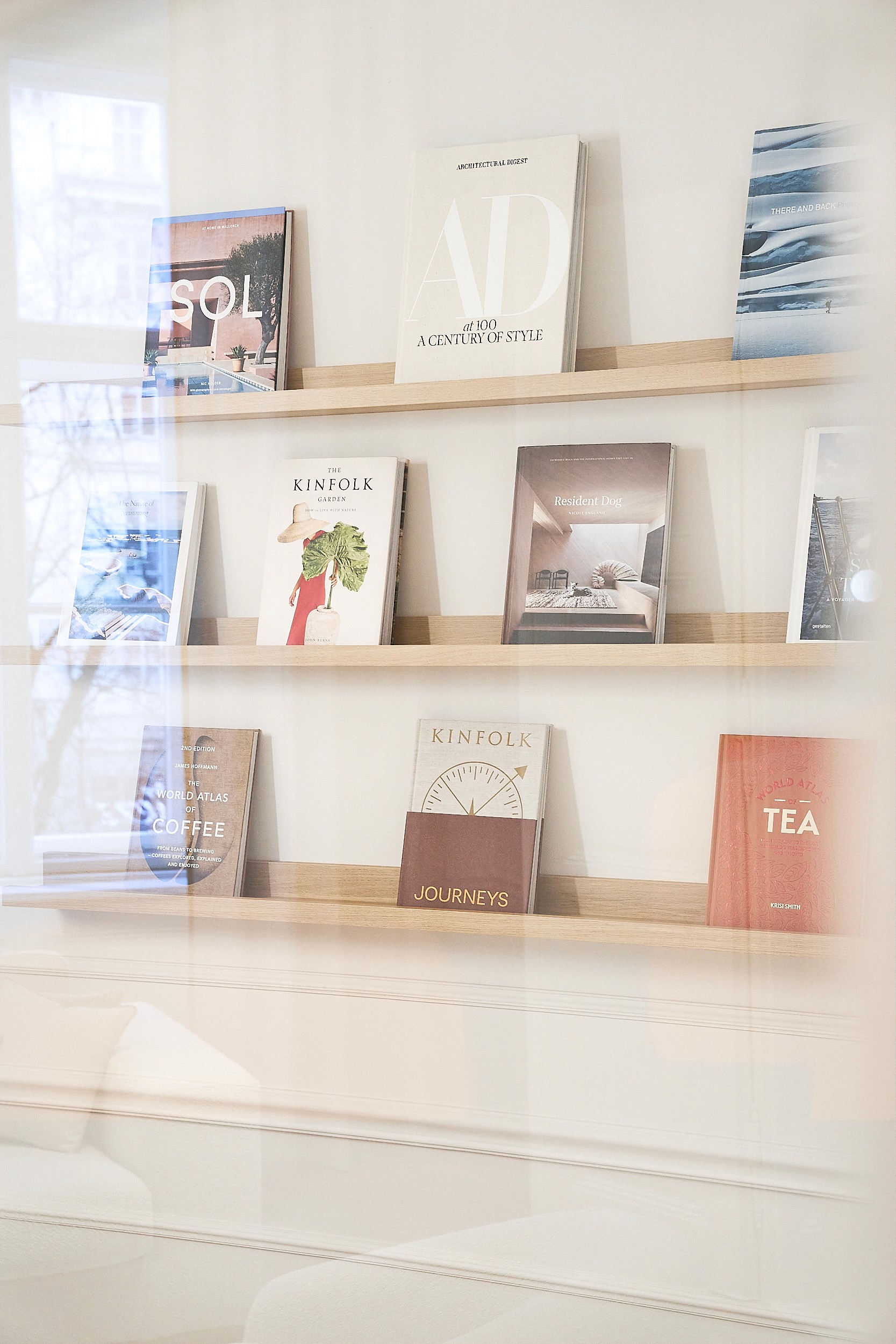 Bücherregal mit Designmagazinen, darunter Kinfolk und AD.