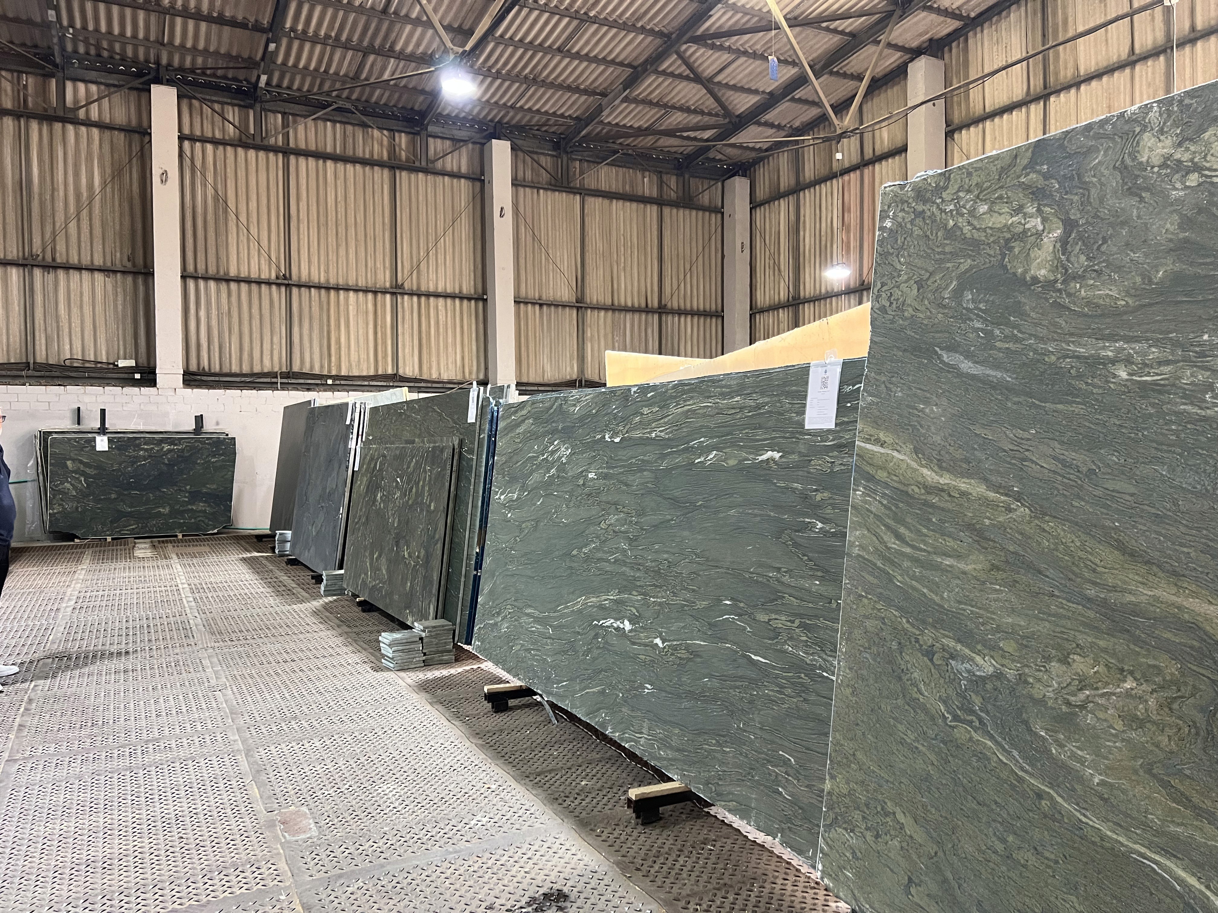 Granit Arbeitsplatte Berlin in Grün – flecken- und hitzebeständiger Naturstein für moderne Küchen