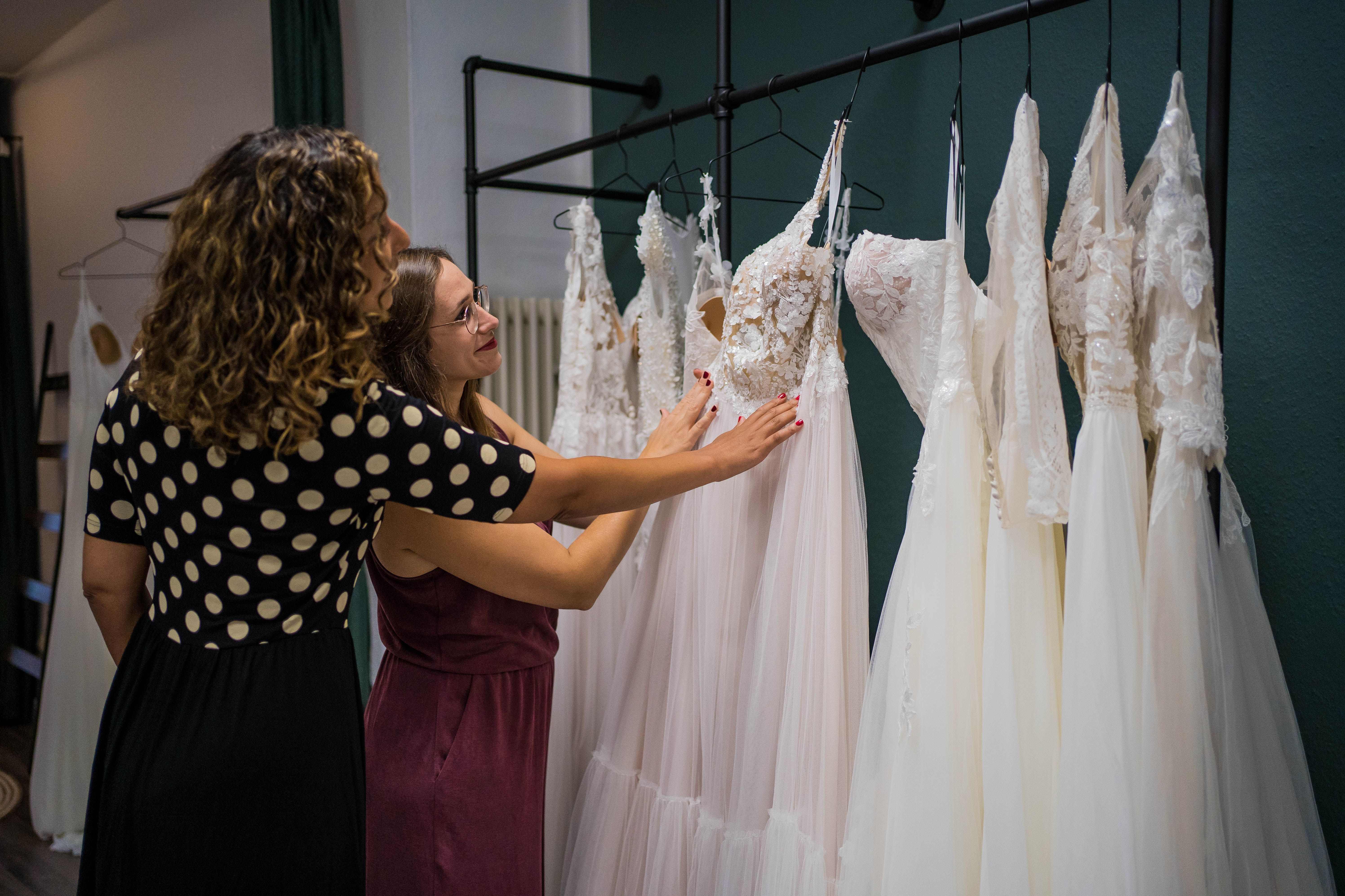Persönliche Beratung bei der Auswahl des Brautkleids im Main Brautstübchen