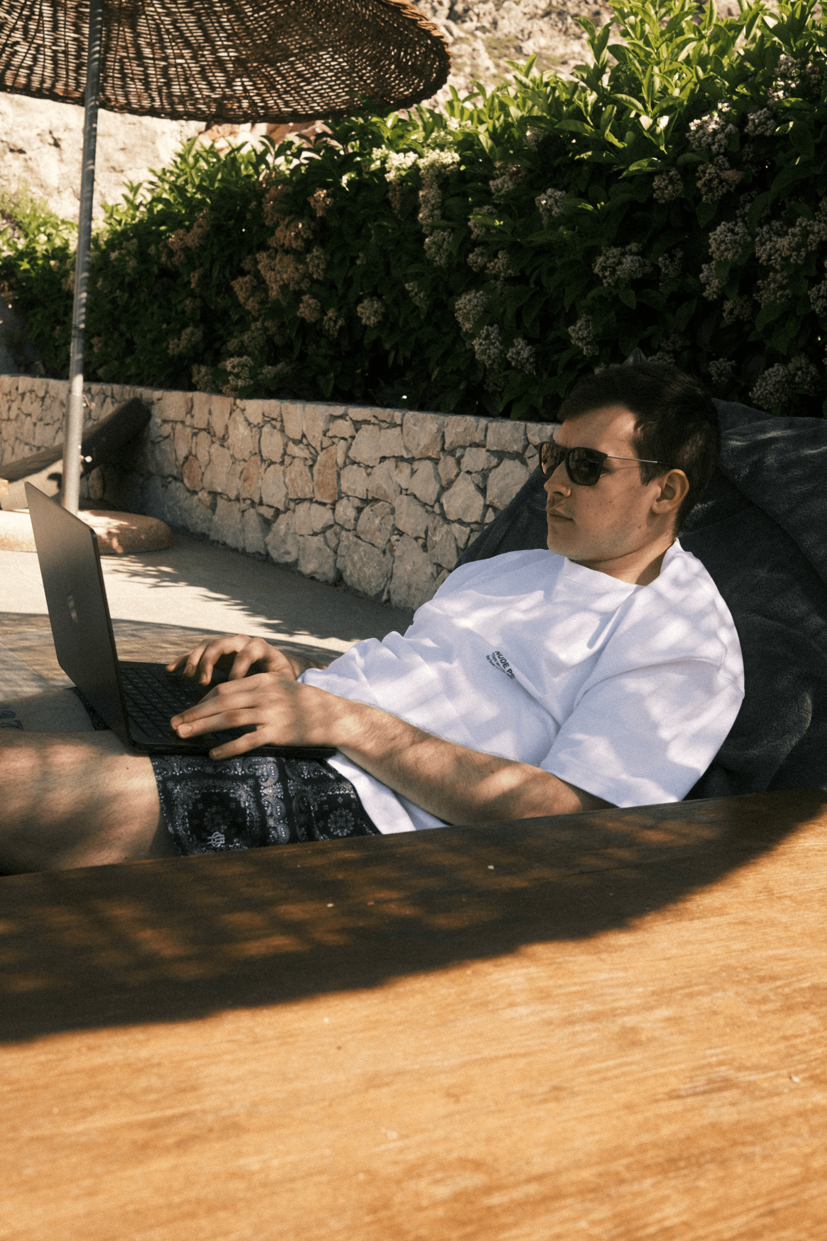 Max Steinwender arbeitet am Laptop