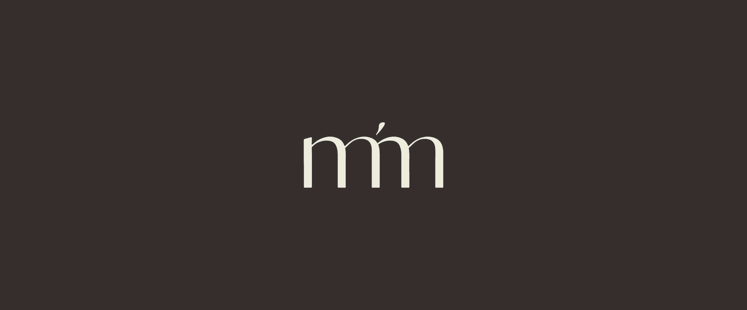 Variante du logo Mila Mia sur un fond marron, mettant en valeur le design épuré et professionnel de la marque