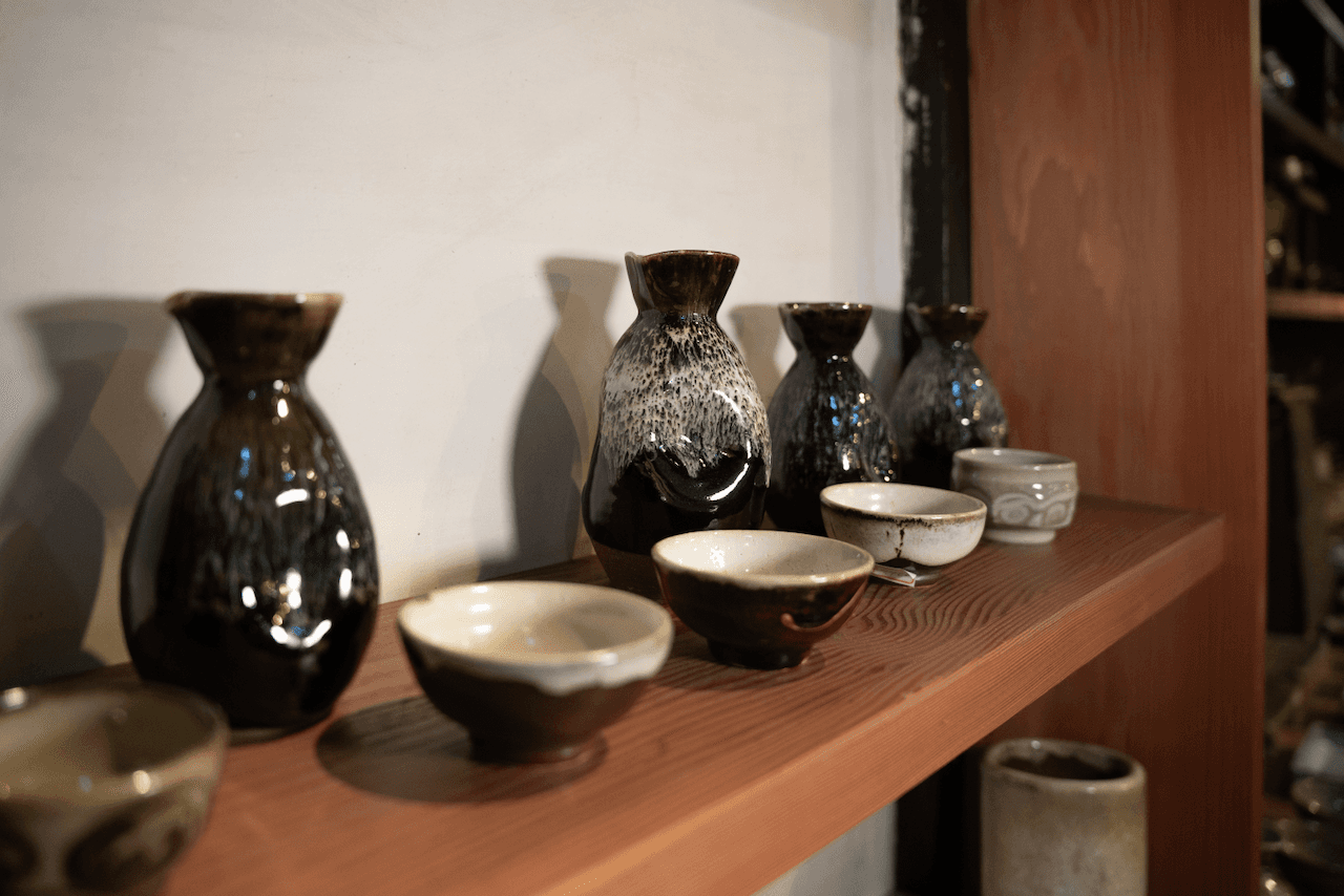 Pottery sake ware