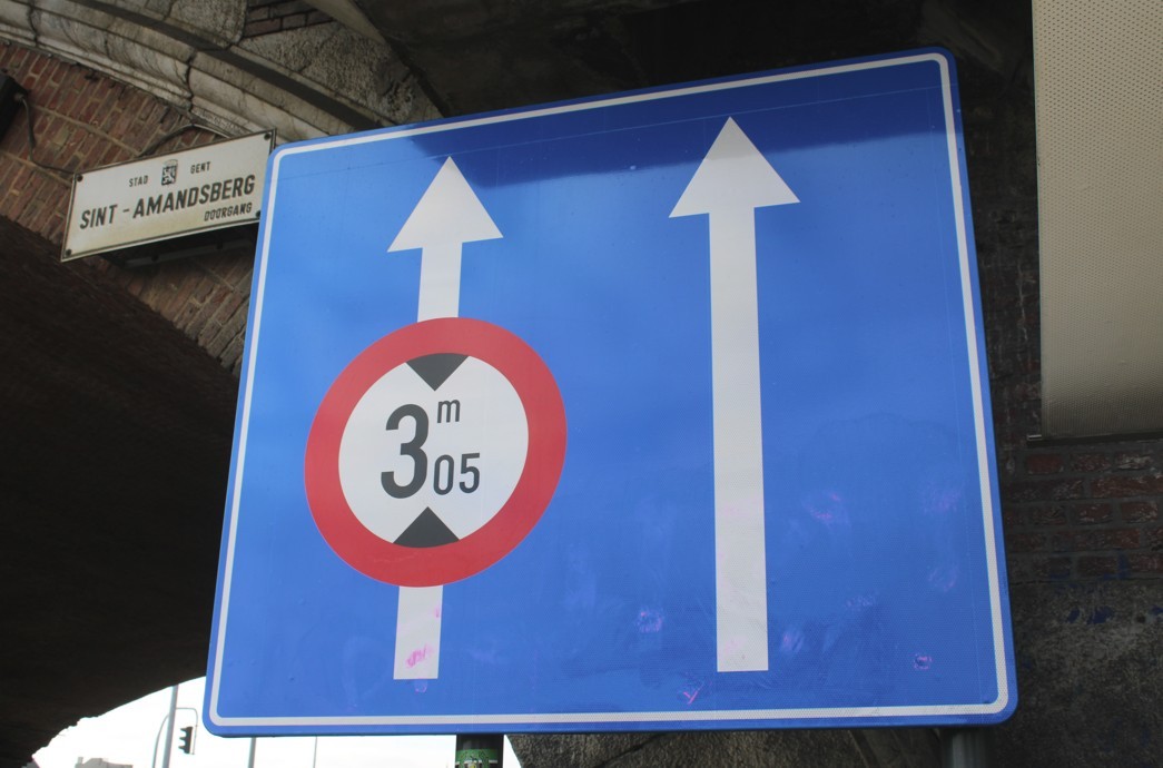 Category B driving licence traffic sign for maximum height