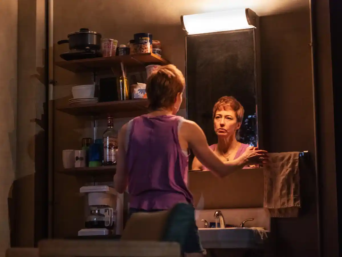 百老匯舞台劇《Bug》劇照,主演為嘉莉·干恩 (Carrie Coon) 及 拿米·斯莫伍德 (Namir Smallwood)