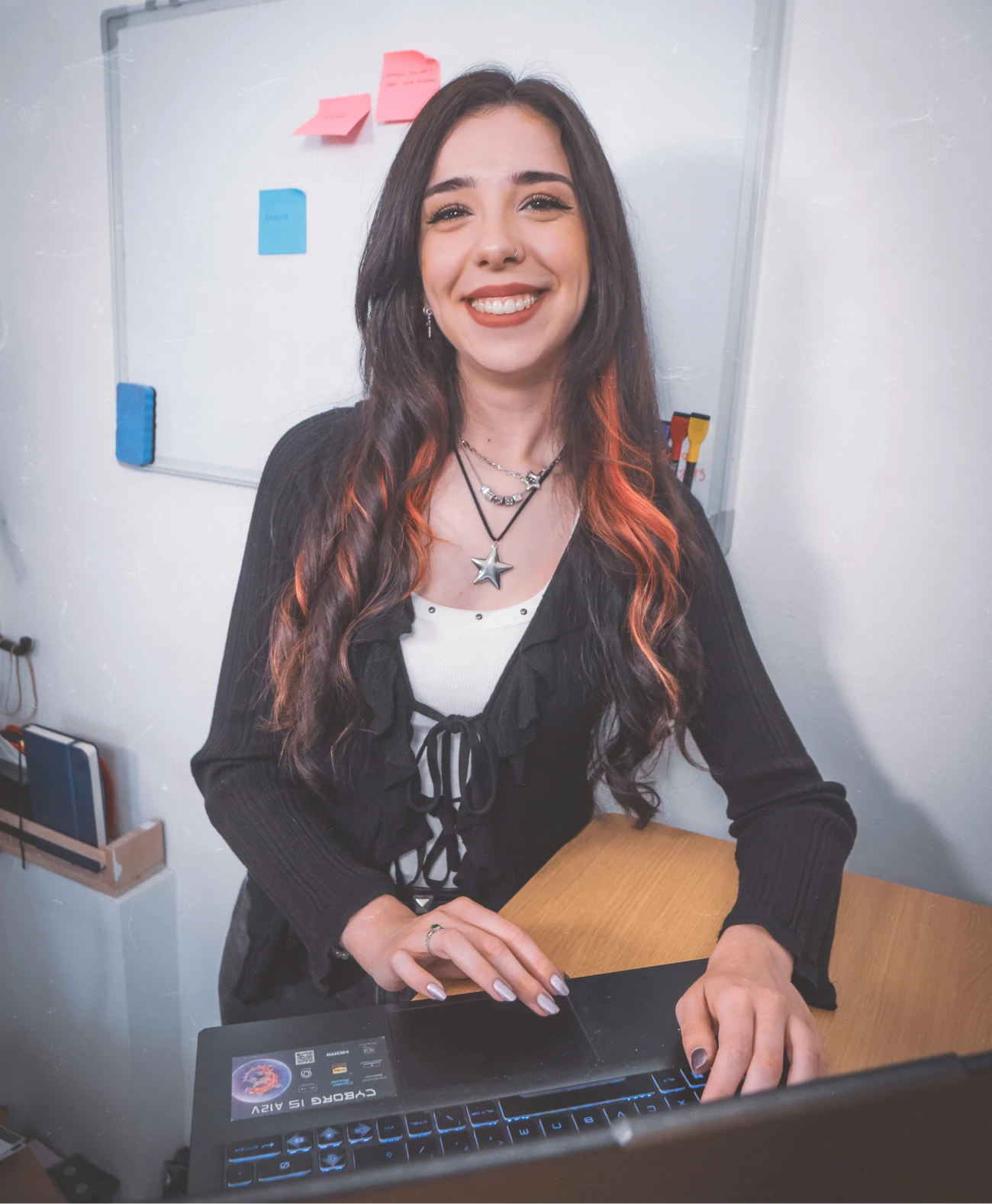 Lorena smiling with her laptop