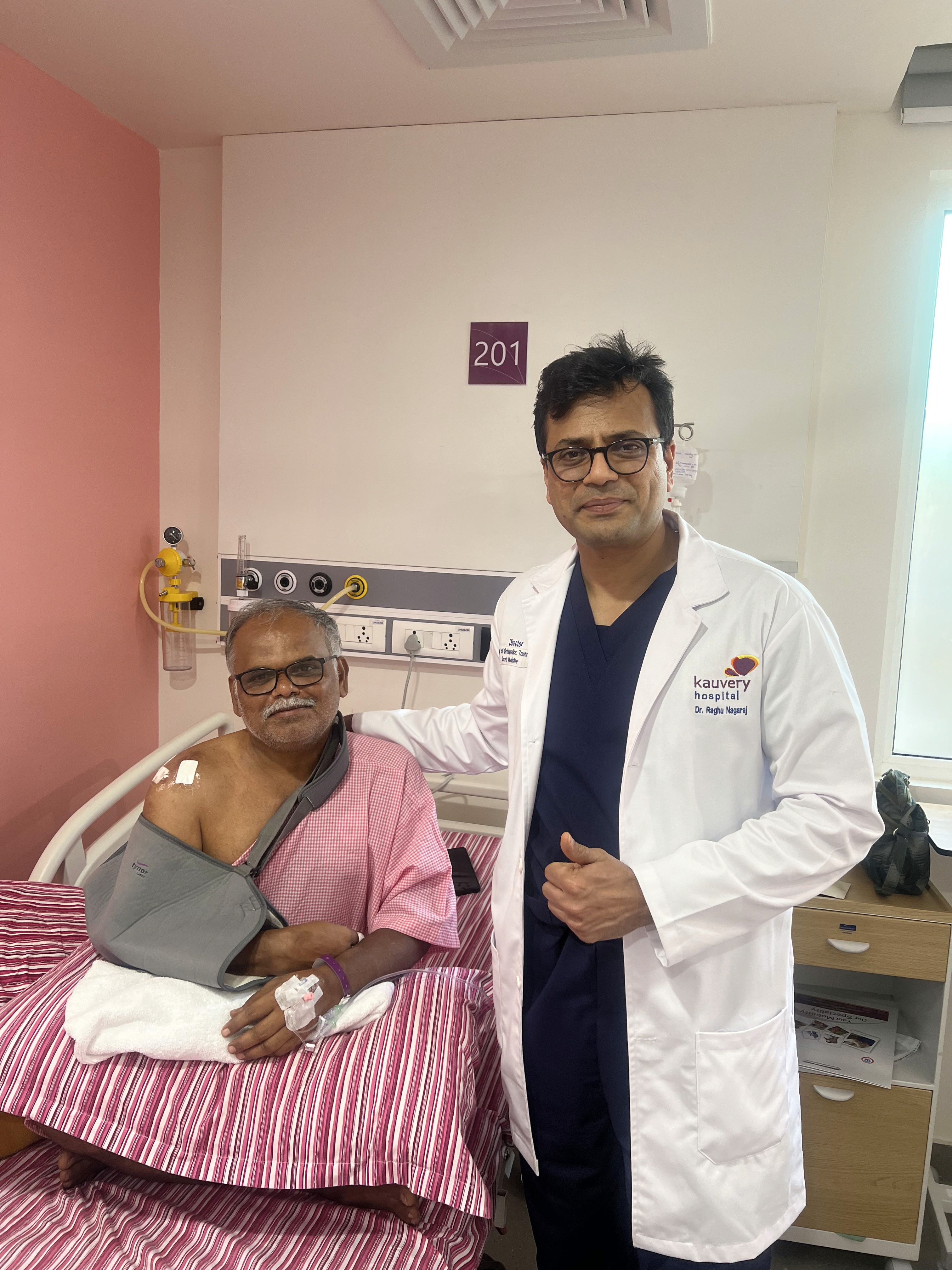 Senior citizen testimonial celebrating pain-free walking after hip replacement at Arthomed clinic.