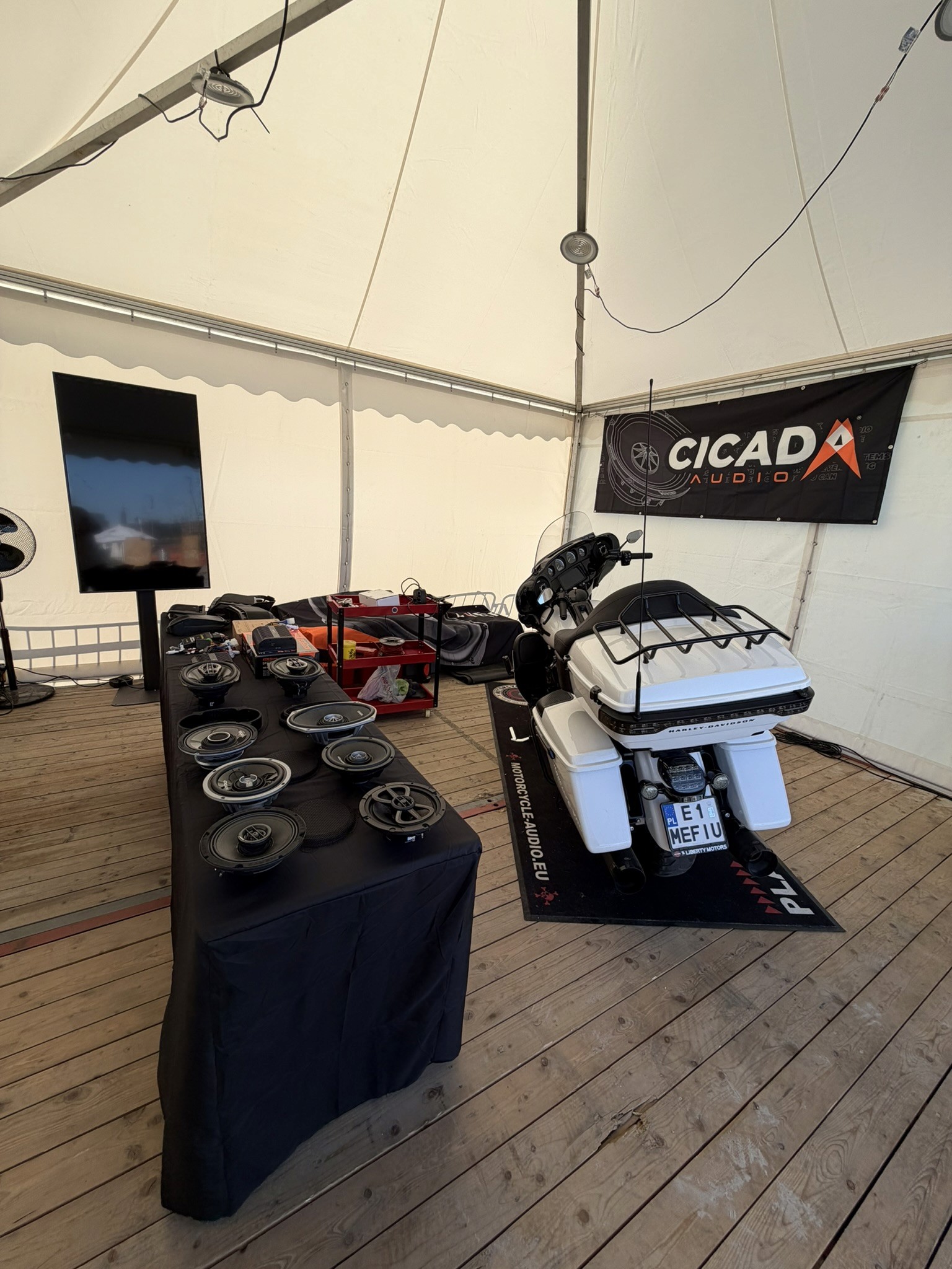 Harley Days Hamburg 2026 – Sound-Stand der MotorCycle Audio Crew mit weißen Baggern auf der Matte