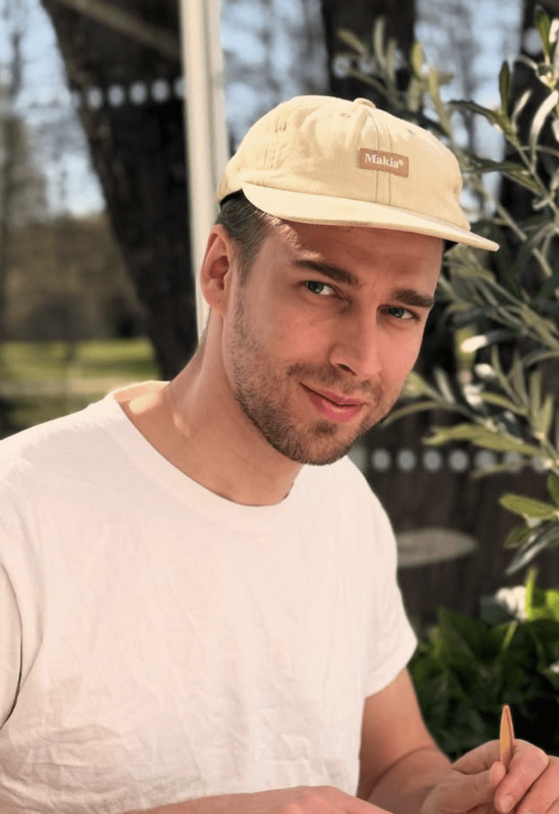 Hymyilevä yrittäjä Aeto Gardenin rehevässä rantapuutarhassa