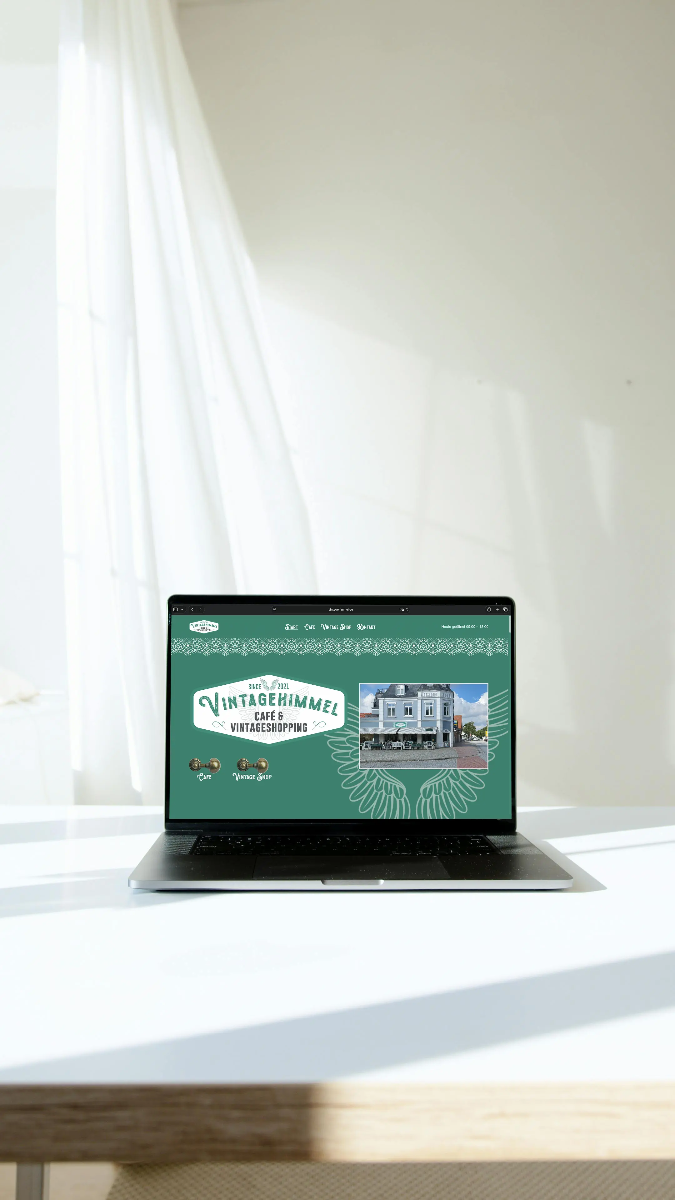 Ein Laptop steht auf einem Tisch der ein Wireframe für eine Website zeigt vom Vintagehimmel