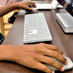 aluno usando tecnologia na sala de aula