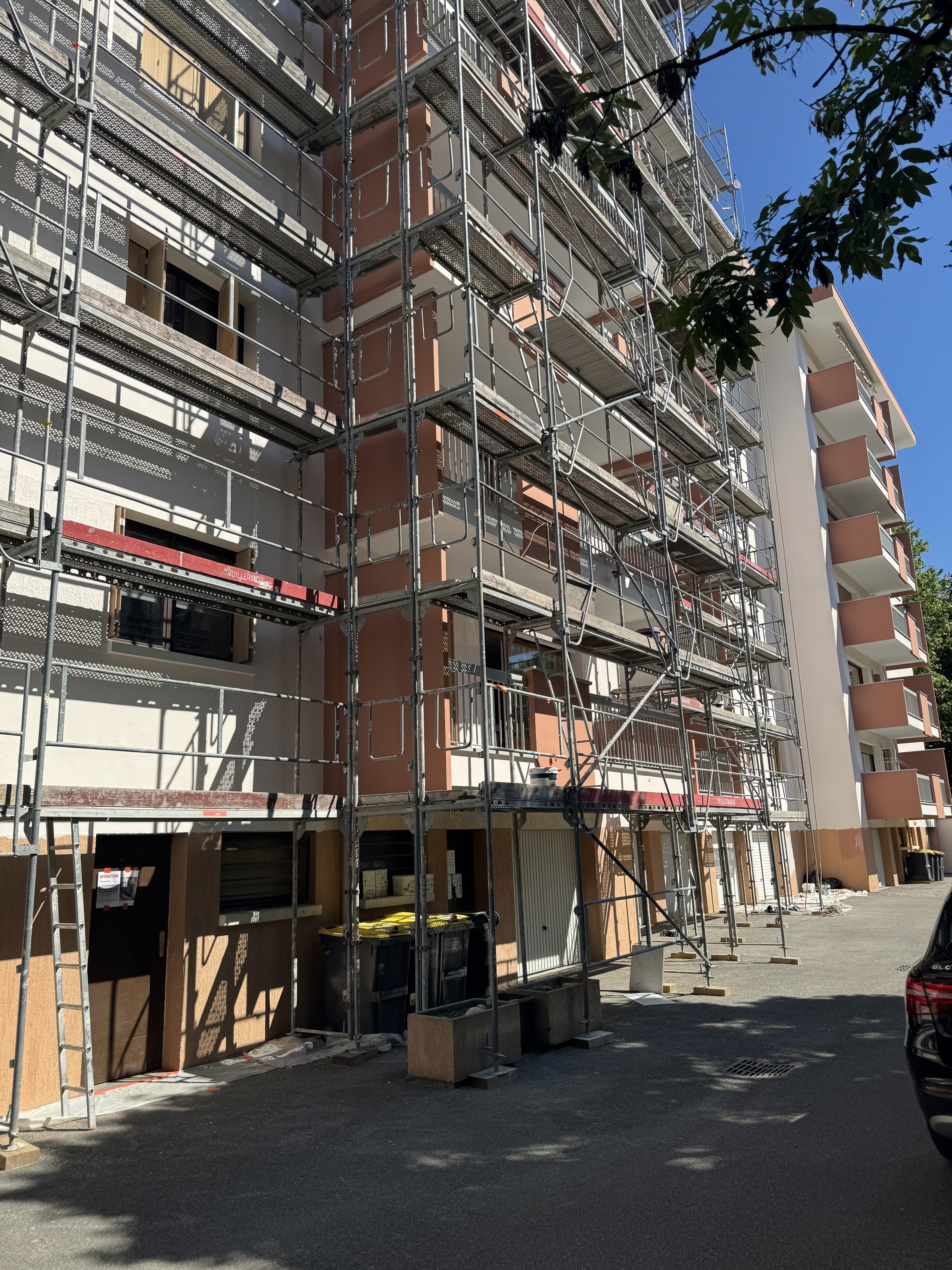 Immeuble avec échafaudage pendant un ravalement de façade collectif