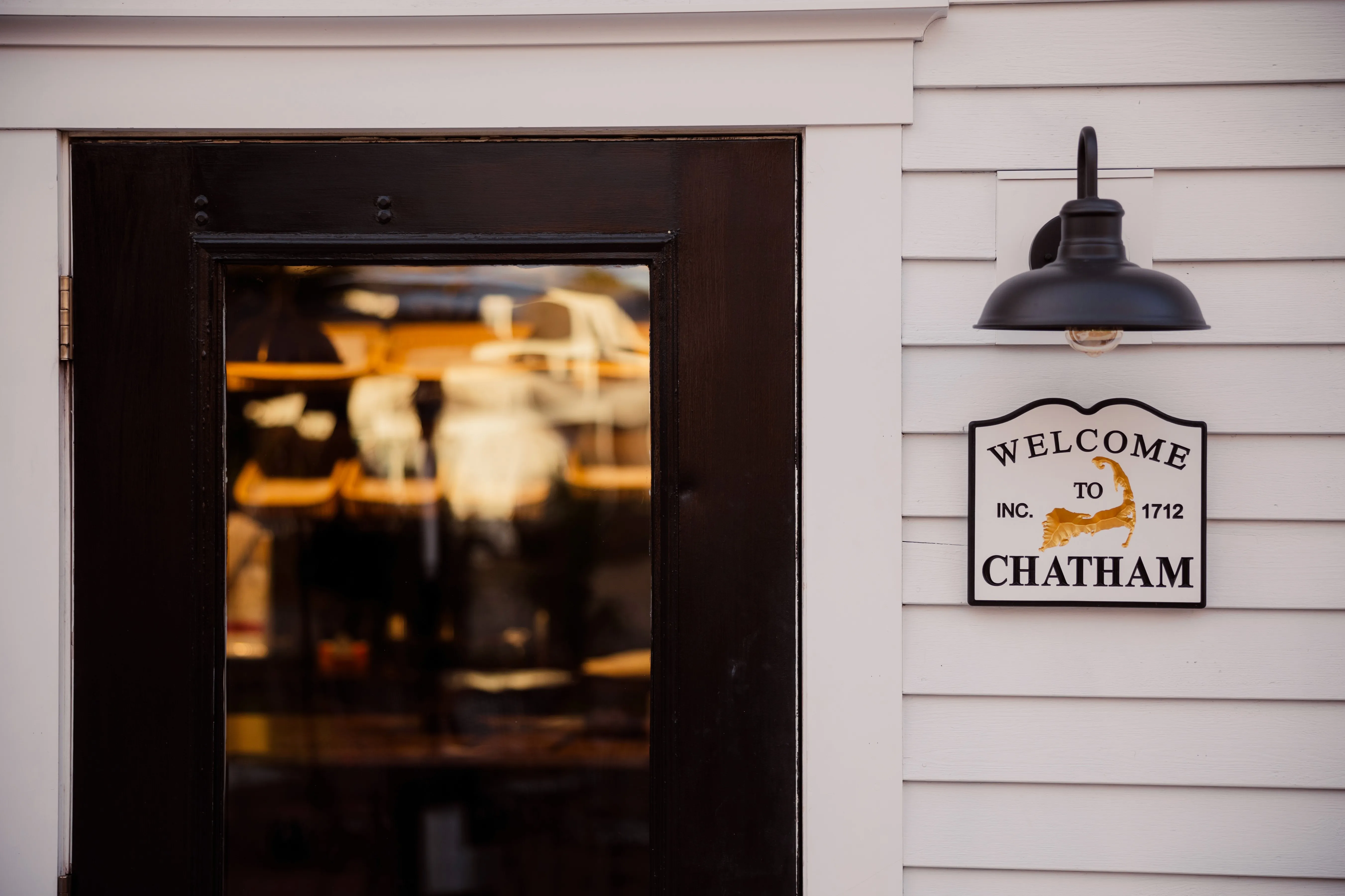 Welcome to Chatham road sign — established 1712, home of Pain d'Avignon café