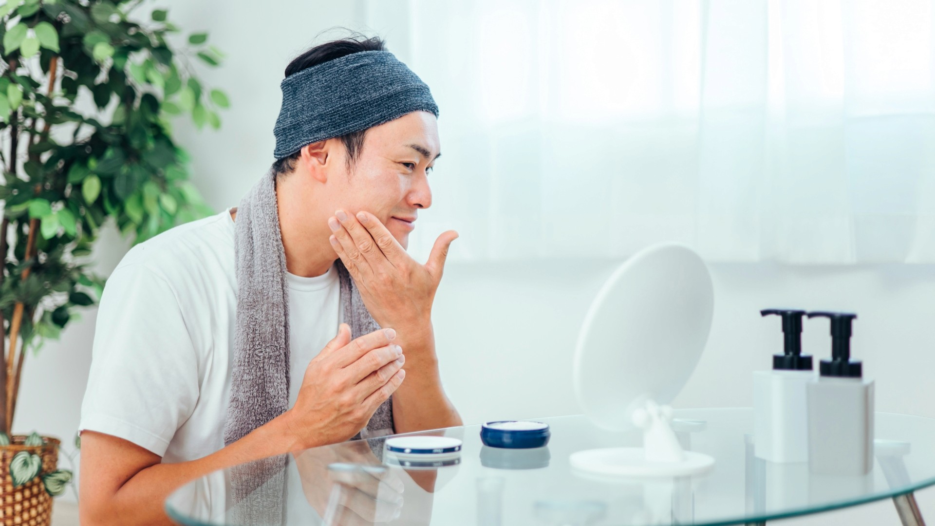 スキンケアする男性