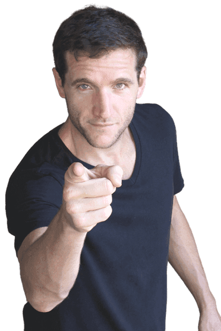 Marcos con brazos abiertos ofreciendo solución