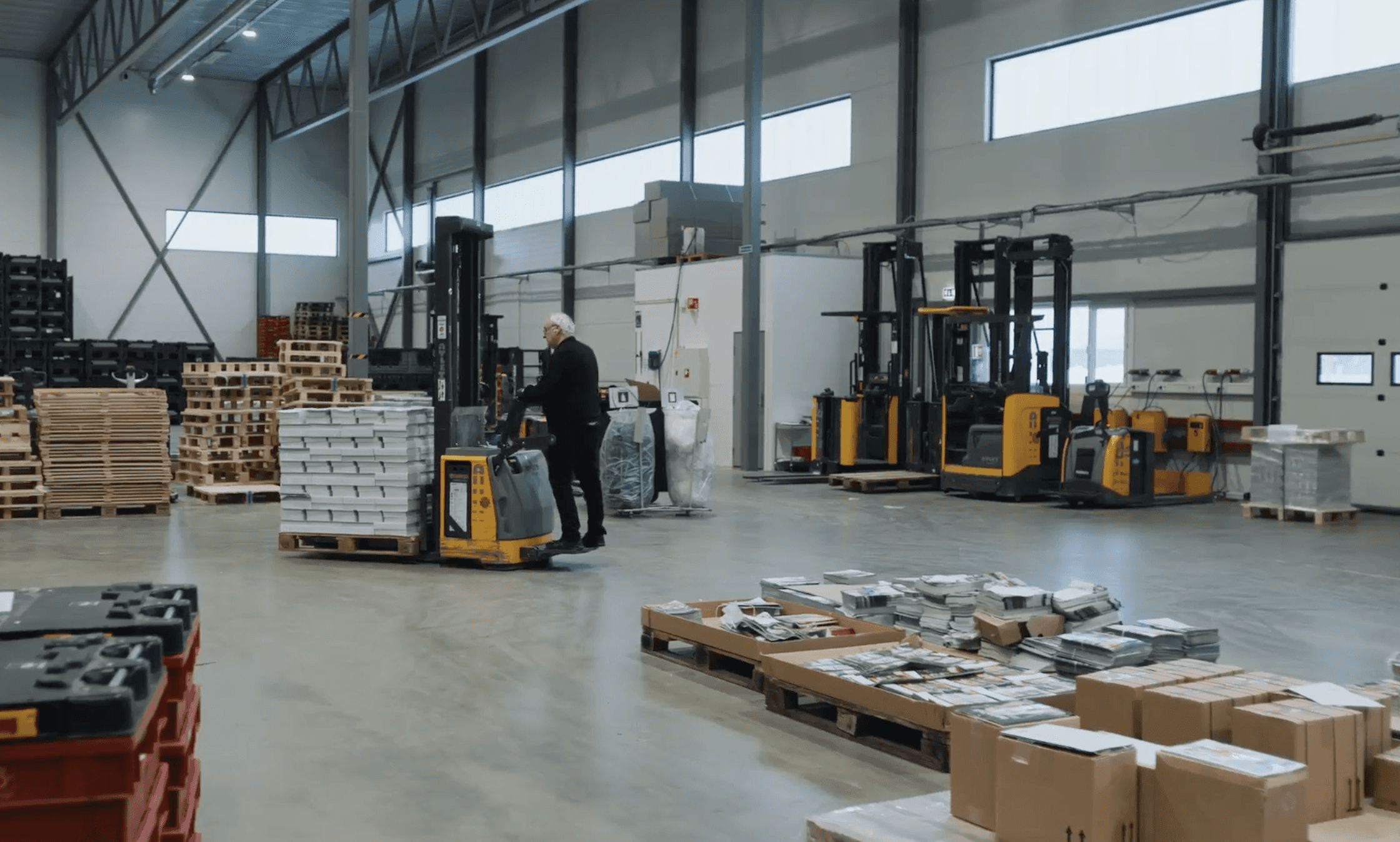 Magasiner på en pall som blir flyttet rundt på et lager