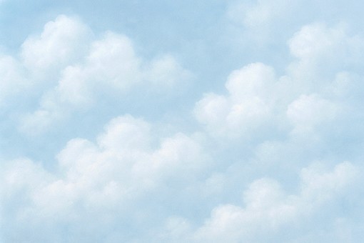 Heller Himmel mit weichen Wolken in pastelligen Blautönen