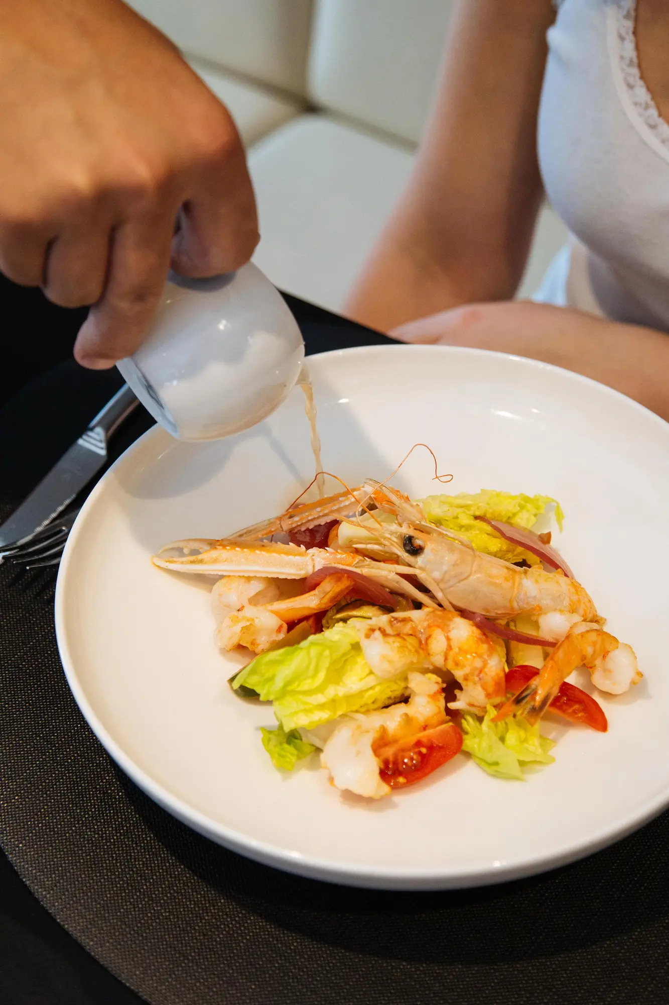Catalana di mare con scampi, gamberi e verdure fresche, antipasto di pesce servito al Ristorante Unico di Cantù.