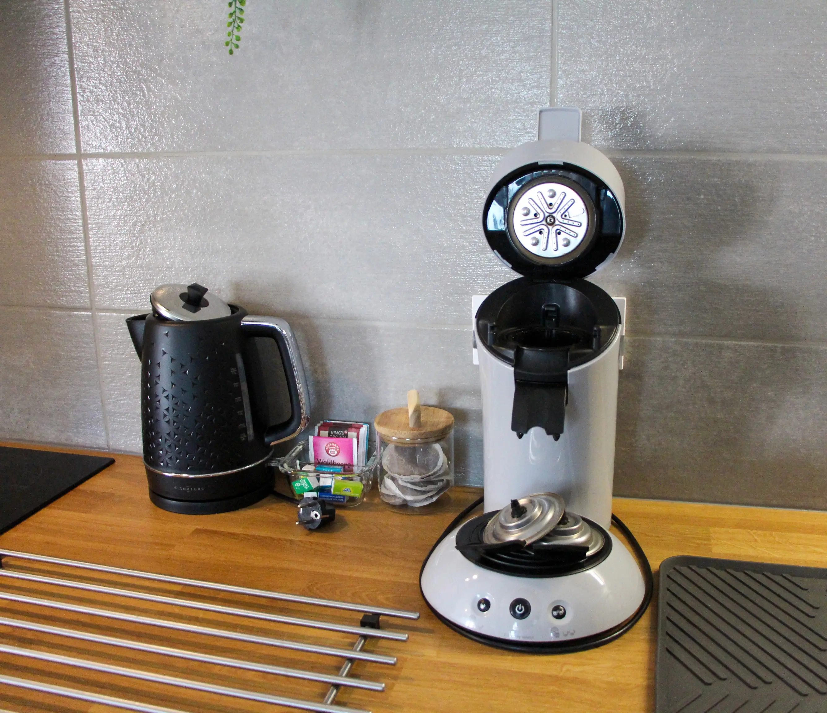 Machine à café et théière mis à disposition dans les Gîtes des Maff, Alsace