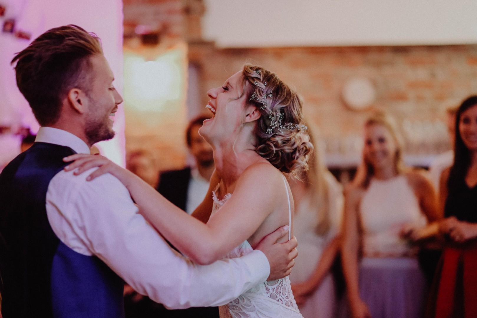 Glückliches Hochzeitspaar auf der Tnazfläche