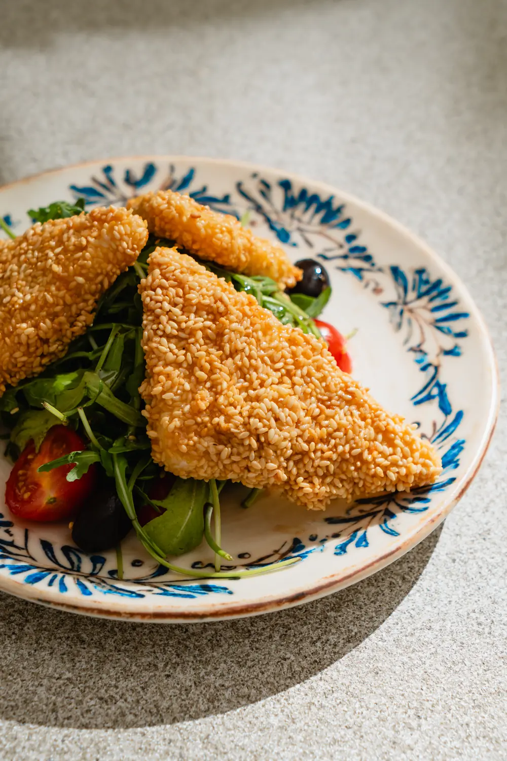 Saganaki de feta panée au sésame servi avec salade verte et tomates