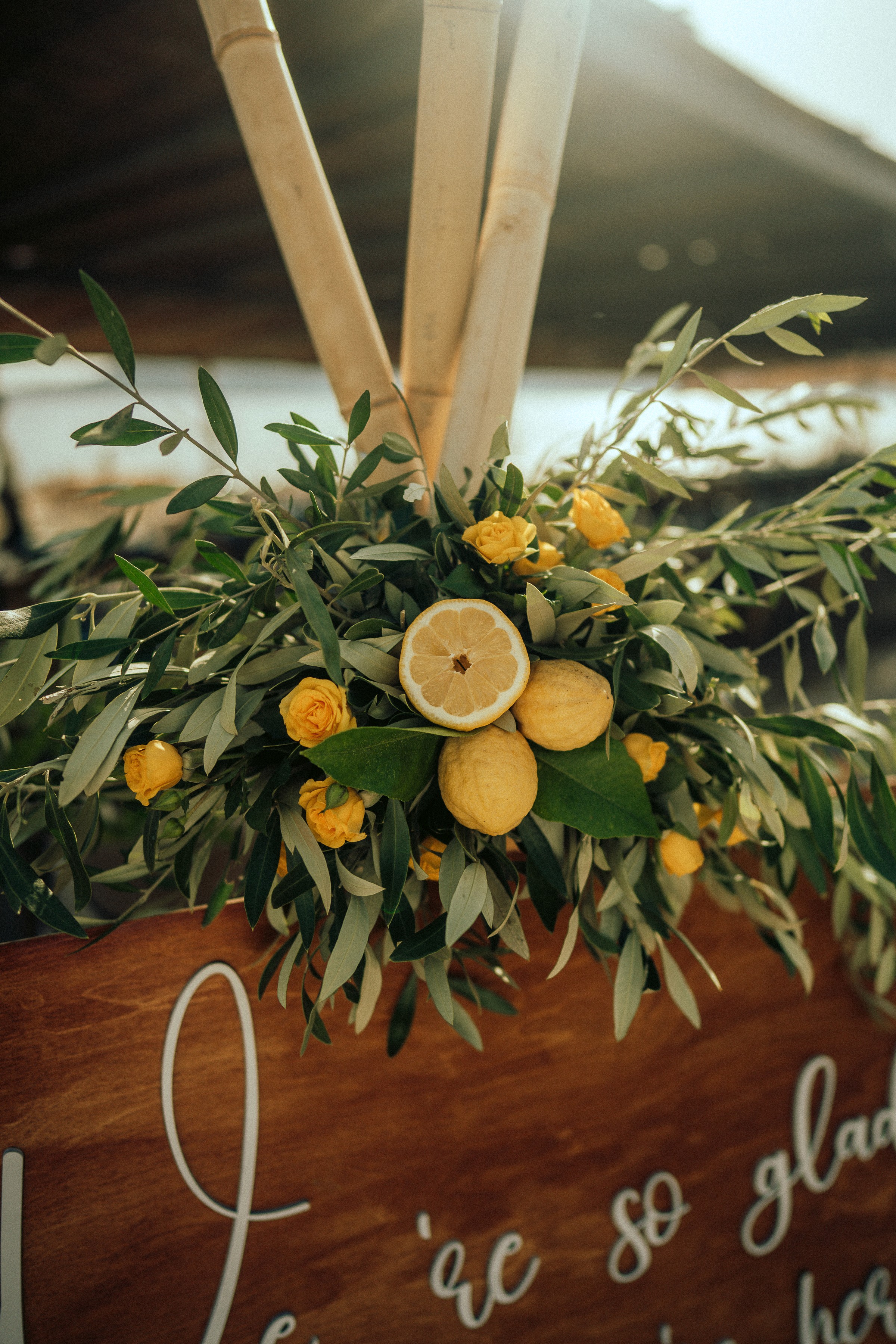 Κομψός στολισμός λαμπάδας γάμου σε λευκή βάση με κλασικά λευκά λουλούδια