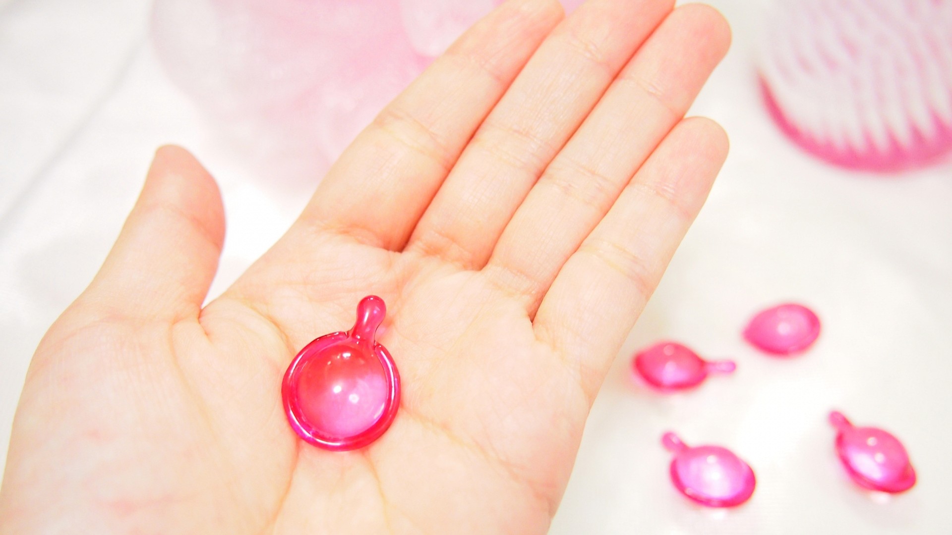 手のひらにのせたヘアカプセル