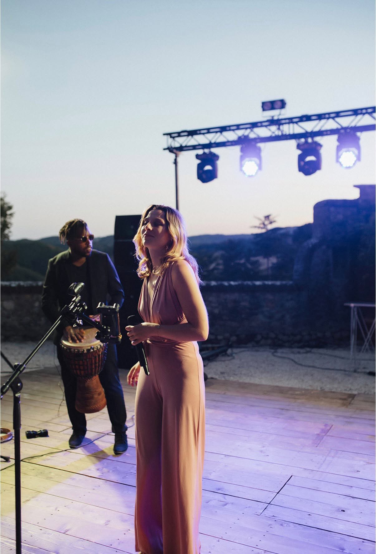 Guitariste professionnel pendant l'animation d'un cocktail de mariage dans les Bouches du Rhône. 