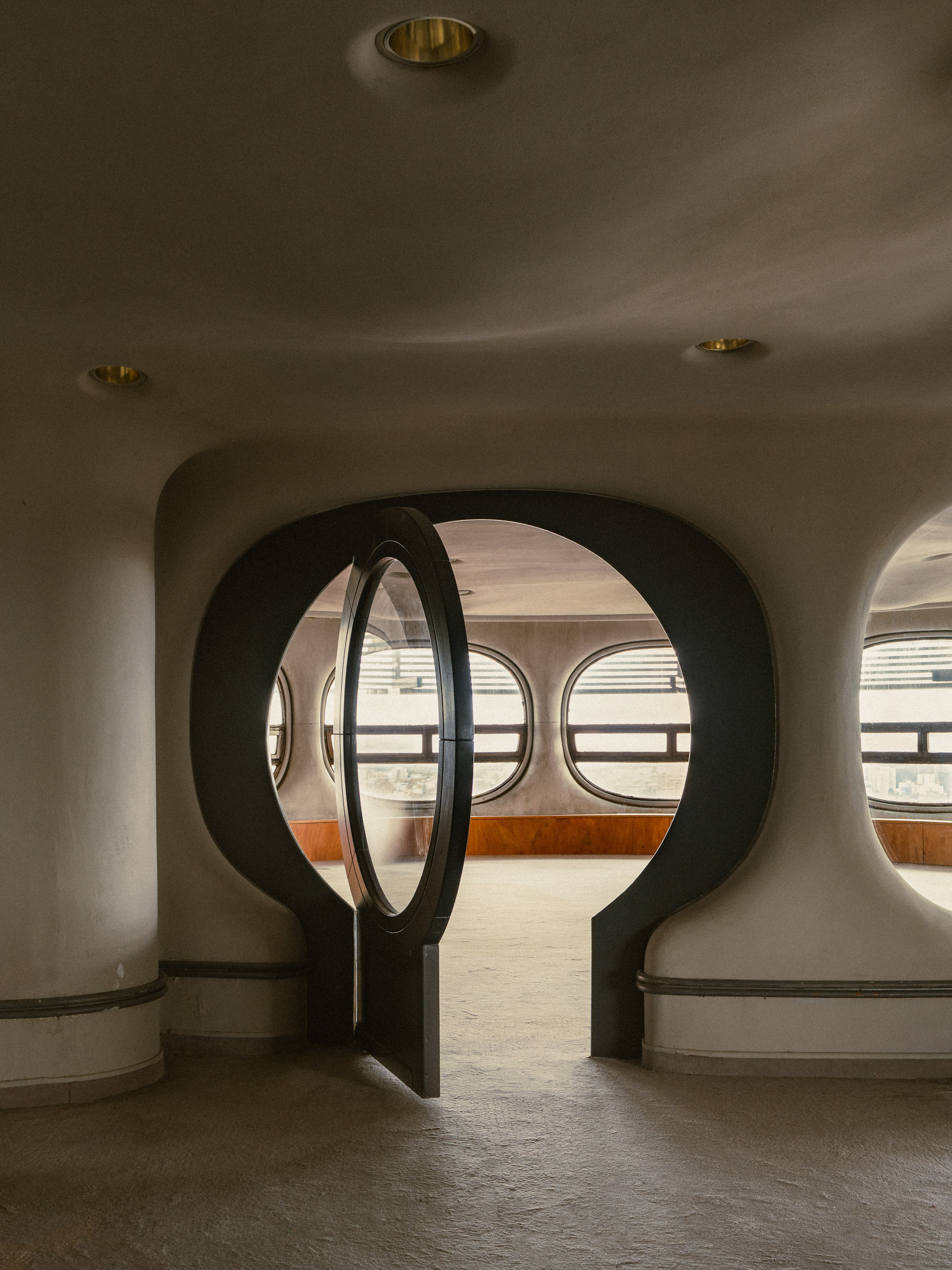 Arched doorway and curved walls inside the 22nd floor of Torres Blancas in Madrid.