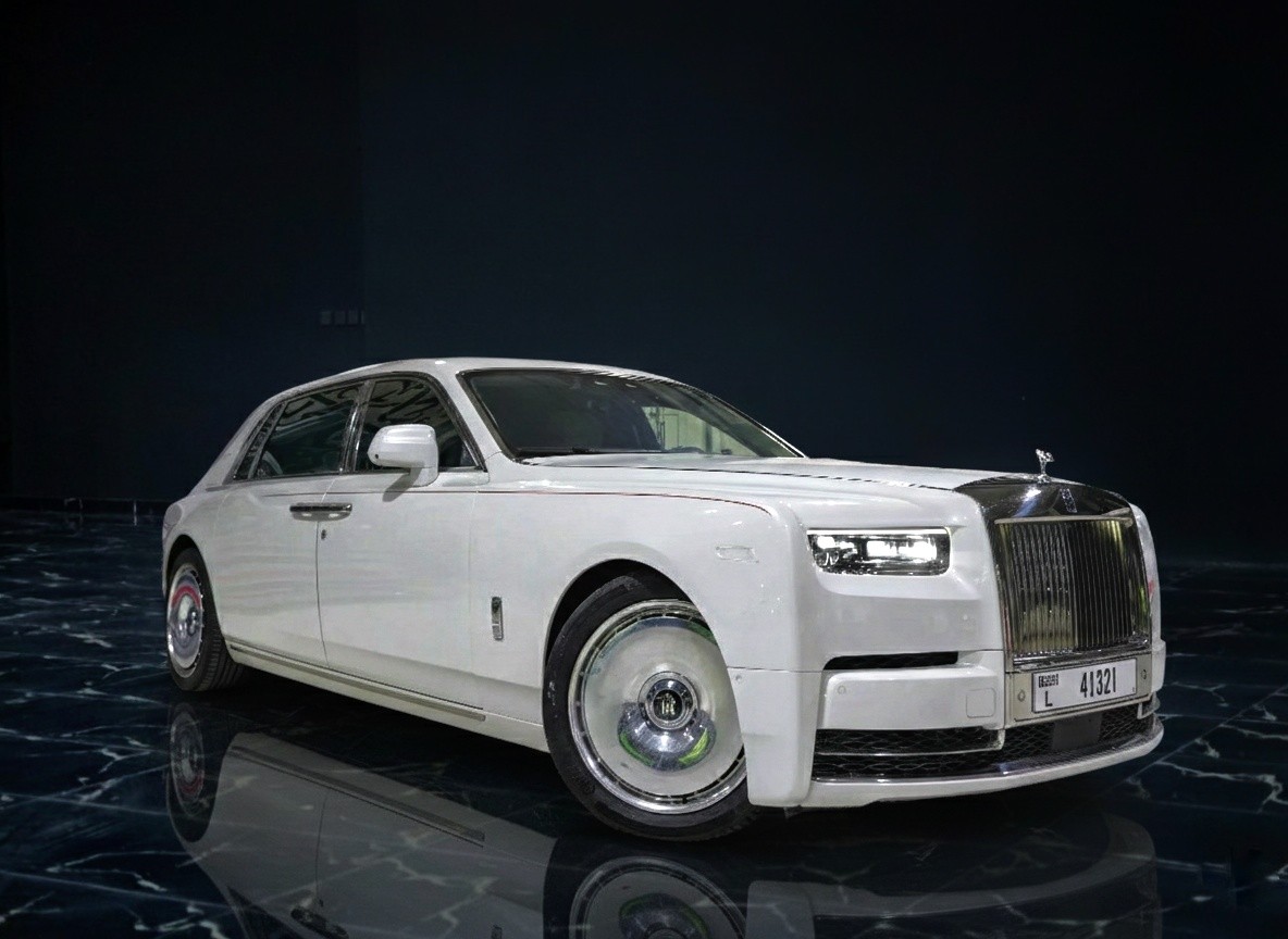 Front corner exterior of Rolls-Royce Phantom Series II 2024, flagship luxury sedan with iconic grille and elegant presence