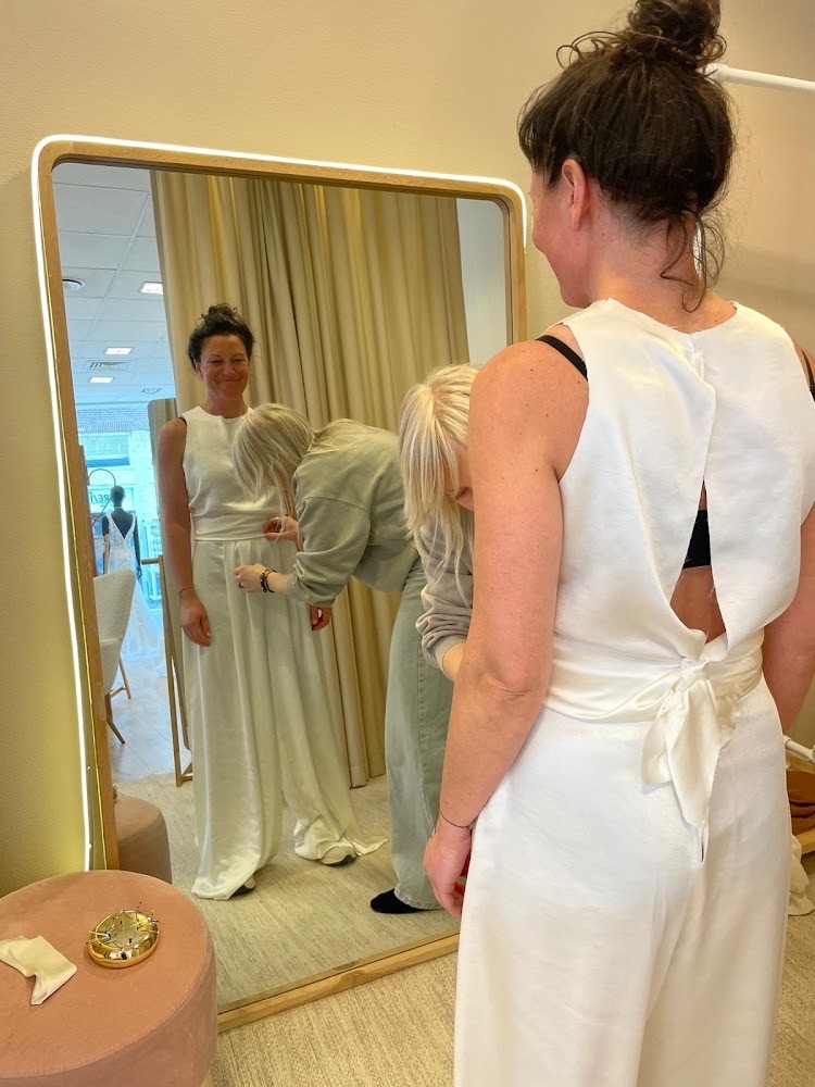 detail van de trouwjurk met kant en elegante sleep, handgemaakt in bruidsatelier