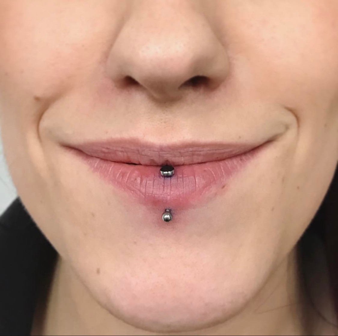 Vertikal labret piercing