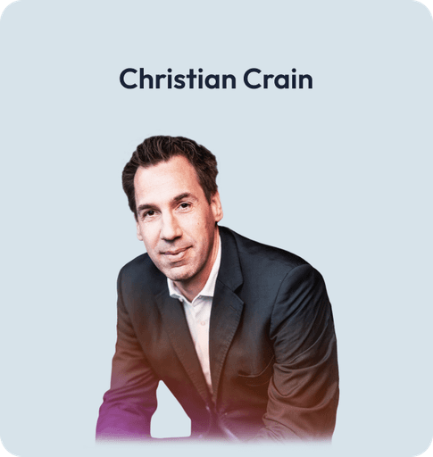 Porträt von Christian Crain, im braunen Blazer, der selbstbewusst in die Kamera blickt.