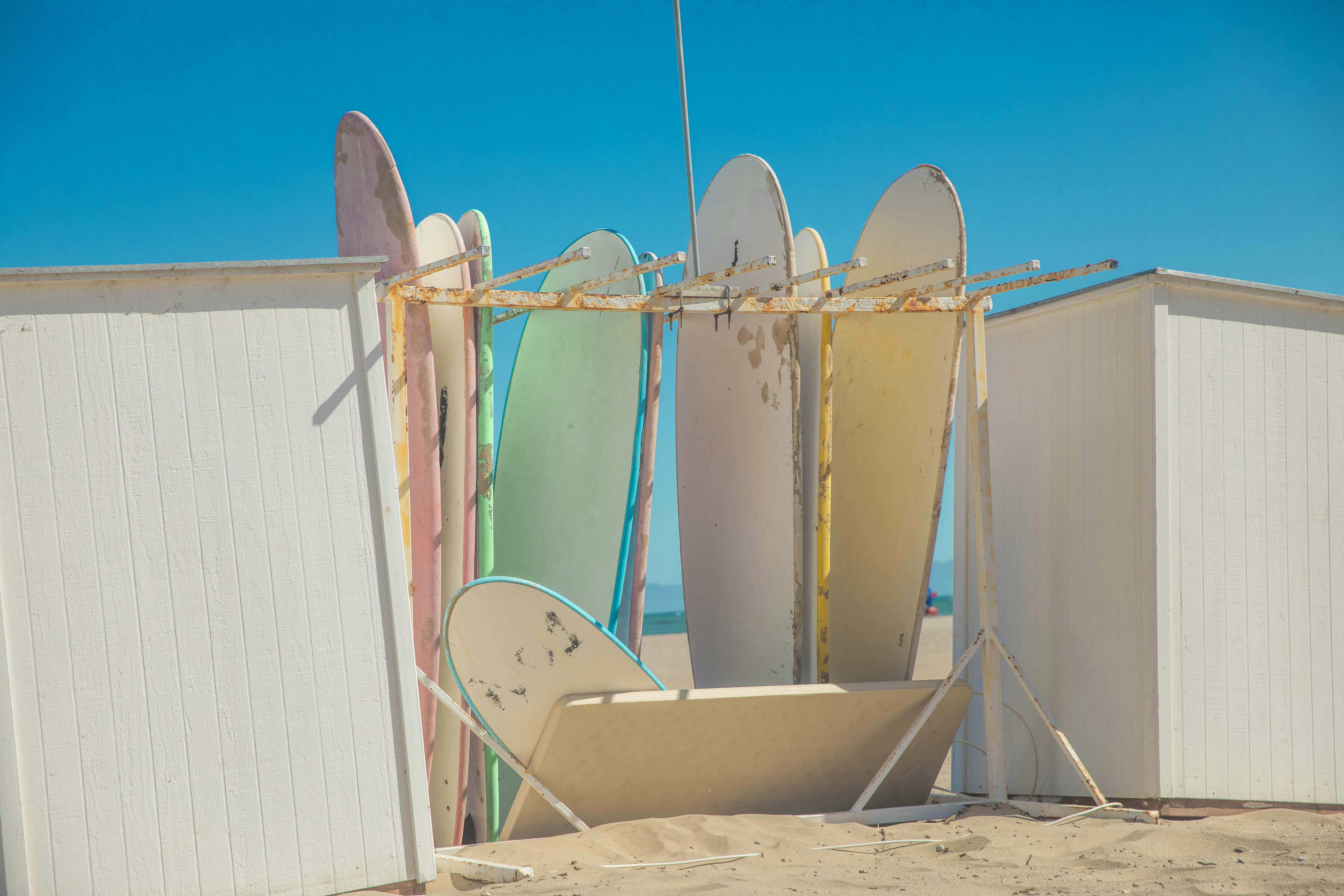 longboard and shortboard comparison representing the performance hierarchy in hobby culture