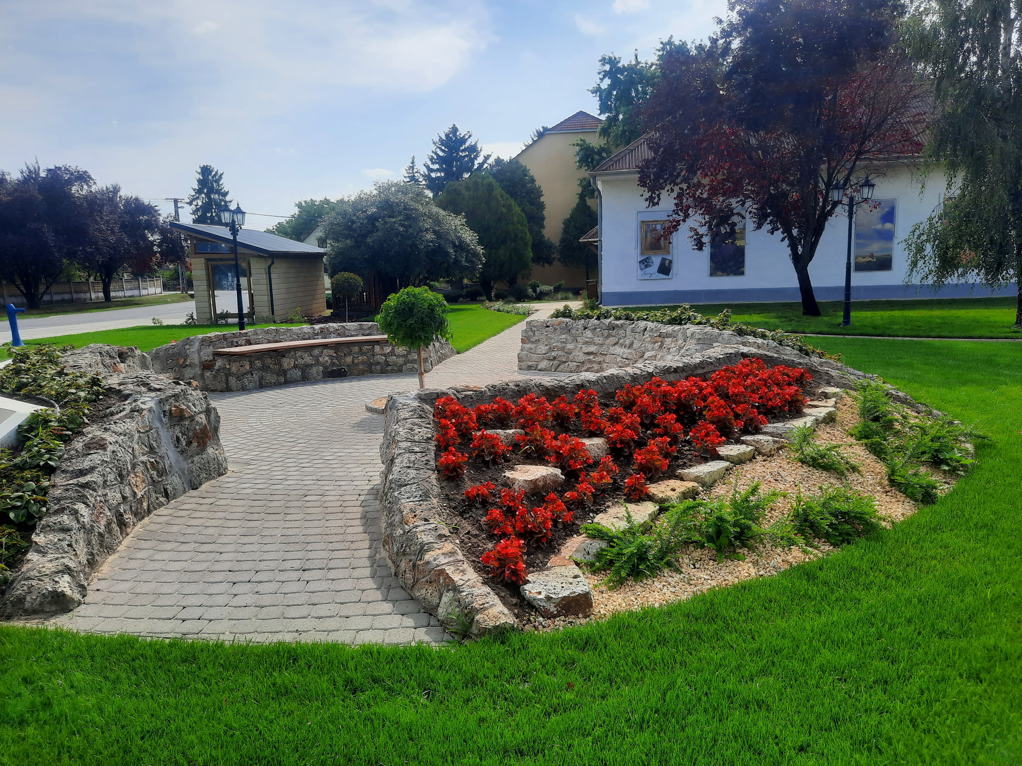 Közpark felújítás kőburkolattal és virágágyásokkal Szirmabesenyőn