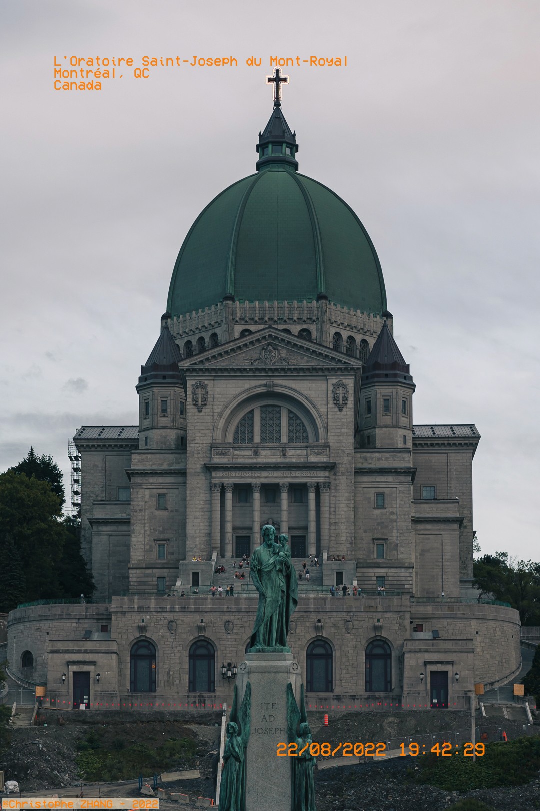 Façade imposante de l’Oratoire Saint-Joseph sous un ciel nuageux.