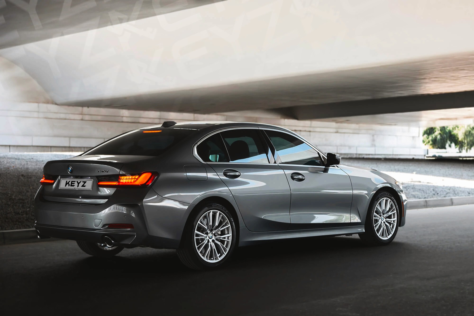 Vue extérieure arrière BMW 330 Gris  – Location Berline à Dubaï | Keyz Rent