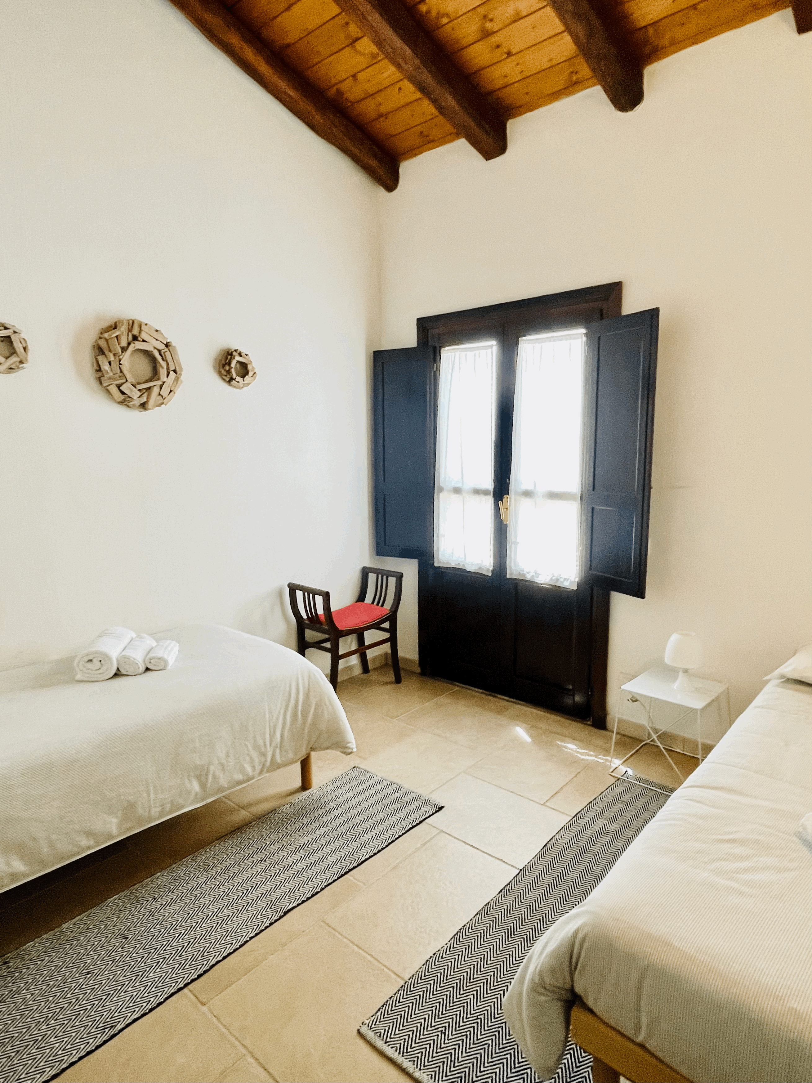 Camera da letto con letti singoli di La Peonia con accesso al balcone