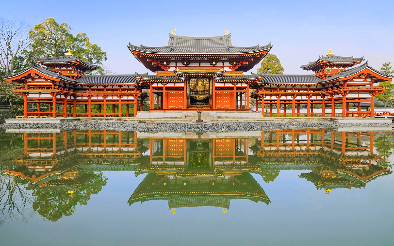El Templo Byodo-in en Uji, Japón, reflejándose en un sereno estanque.
