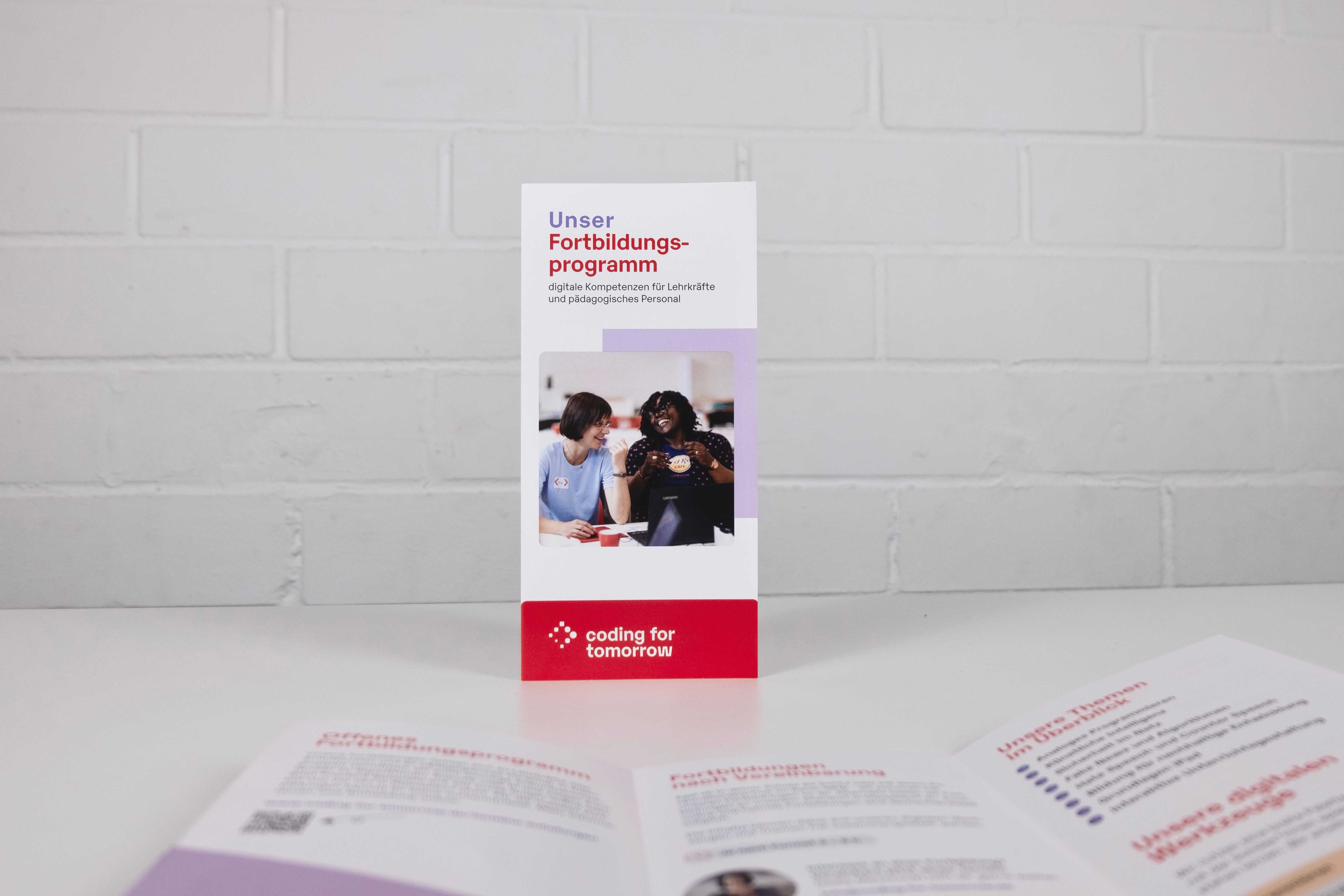 Flyer Coding For Tomorrow "Fortbildungsprogramm" Frontalansicht