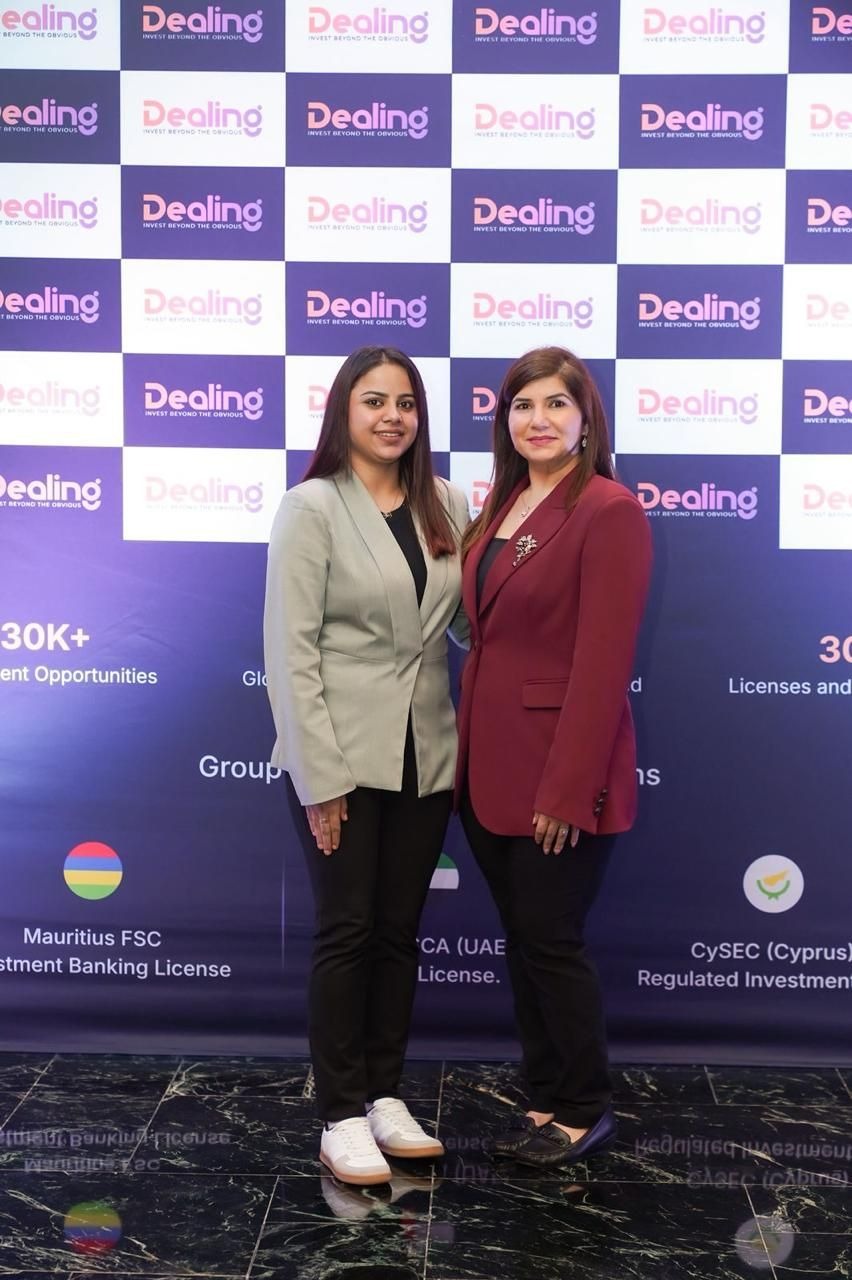 Tanu Chopra with an attendee at a Dealing event