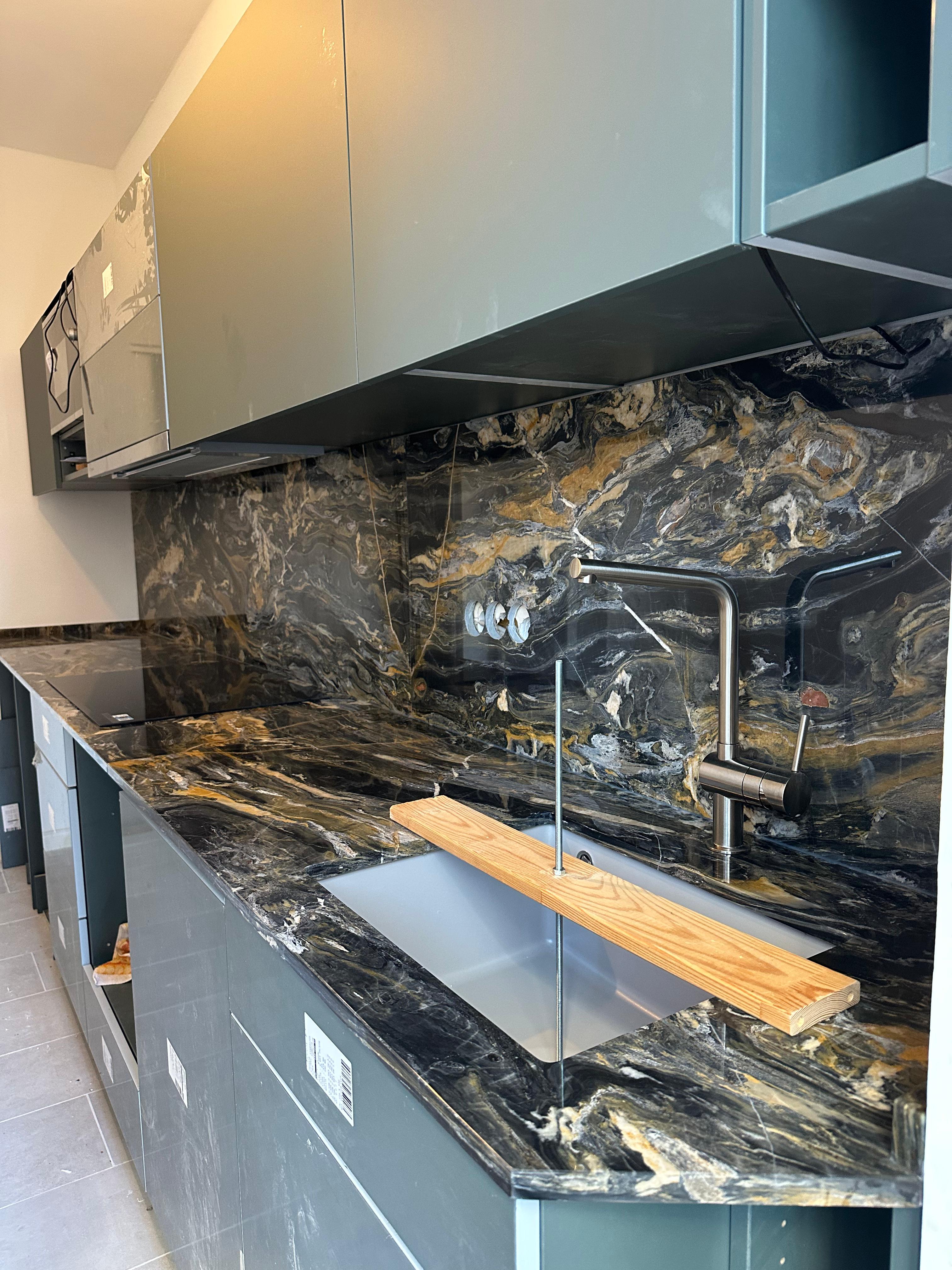 Innenarchitekturprojekt Berlin mit maßgefertigter Imperial Grey Marmorarbeitsplatte