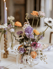 Festliche Hochzeitstischdekoration mit bunten Blumen und Kerzen