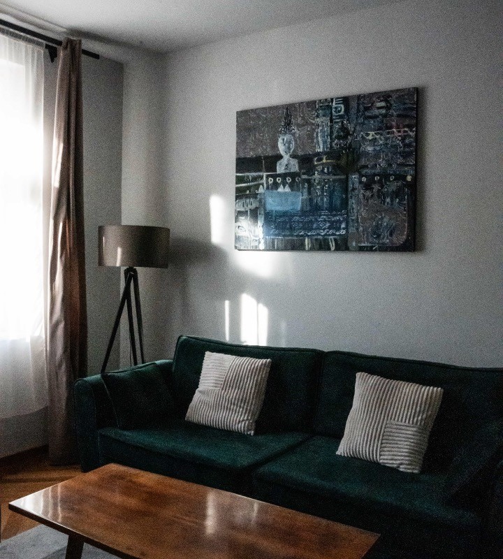 Sofa i obraz oraz stolik w apartamencie w Villi Stara Apteka. Nocleg dla grup w Srebrnej Górze obok Wrocławia.