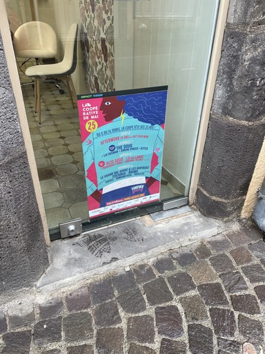 épicerie responsable La Petite Réserve avec affiches en vitrine