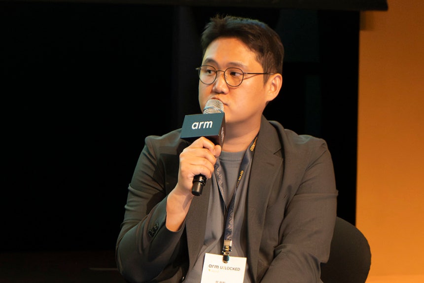 장한힘 대표가 에너자이가 양자화를 진행하는 방식, 그리고 옵티미엄 엔진을 활용하는 방안 등을 설명 중이다 / 출처=IT동아