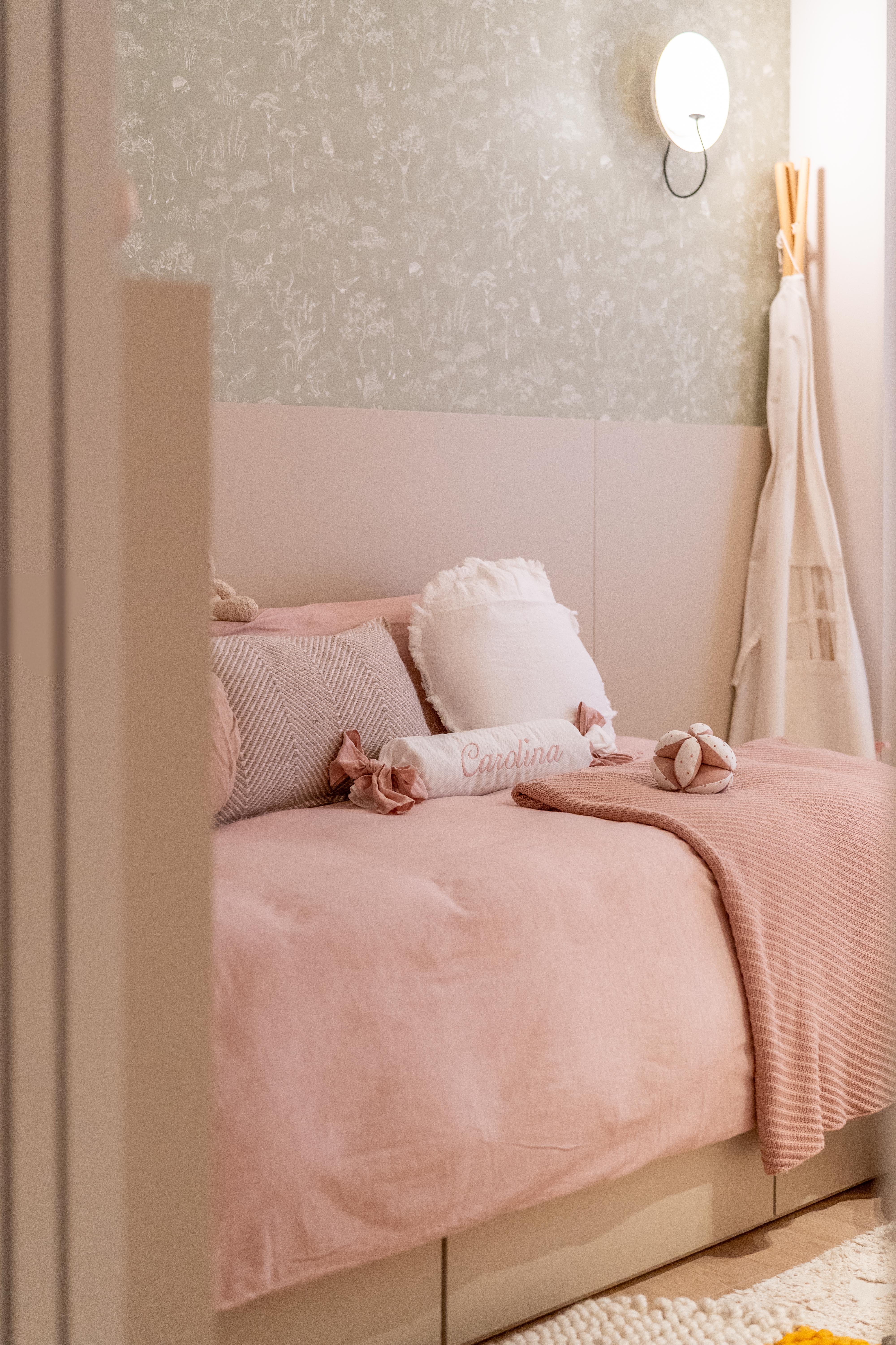 Habitación infantil con tonalidades rosa y papel pintado azul