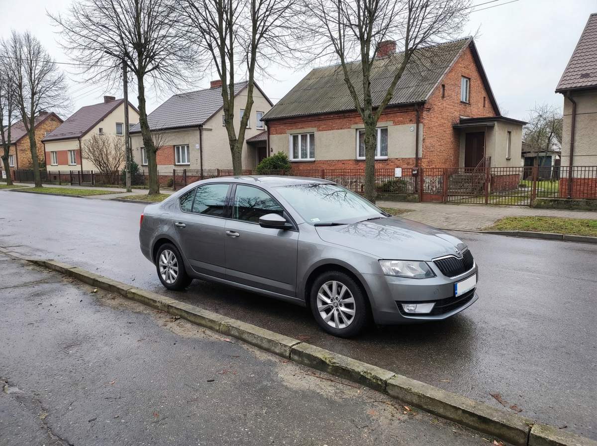 wynajem auta nowy sącz samochód na ulicy